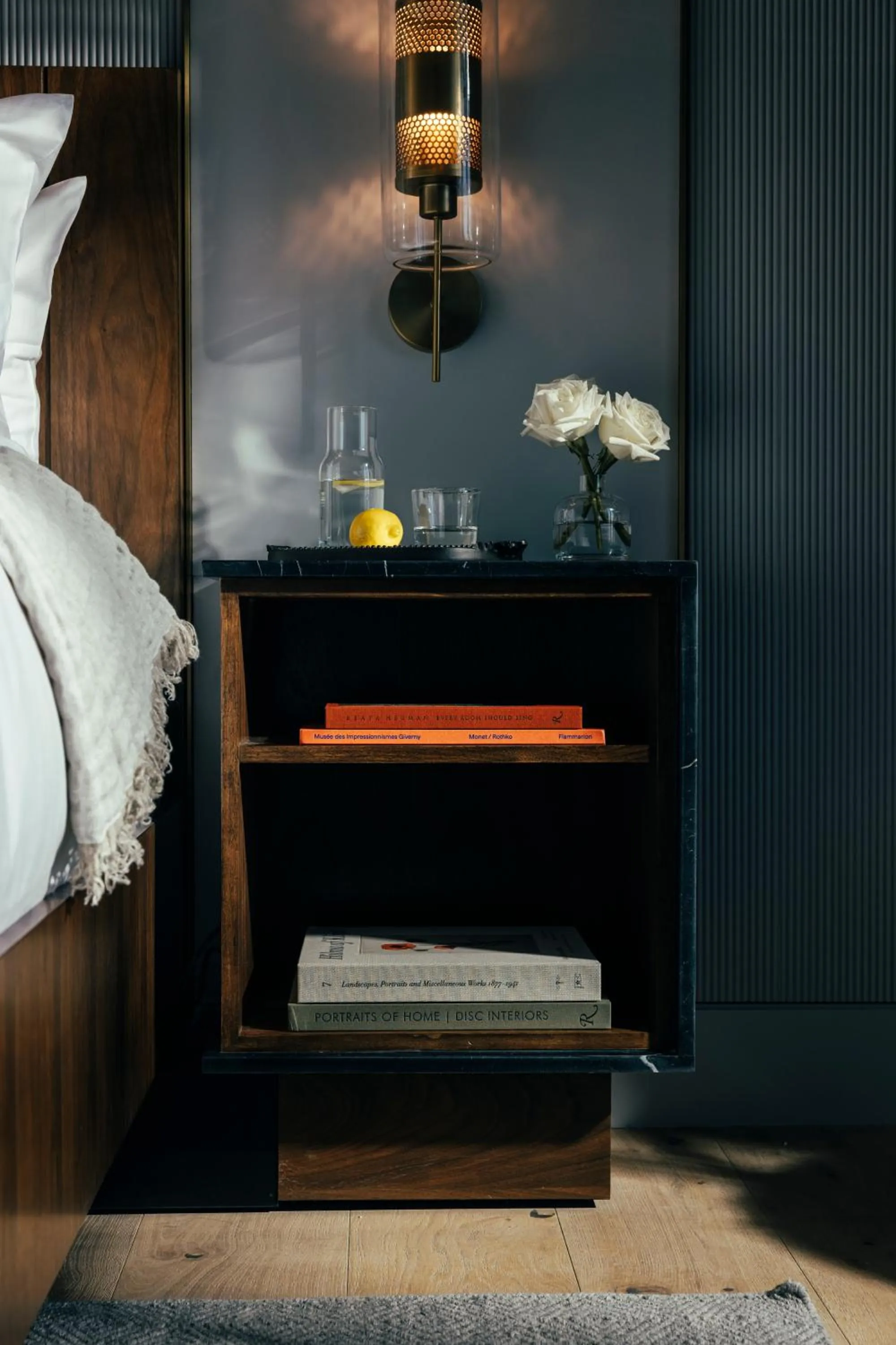 Library, Bed in The Global Ambassador