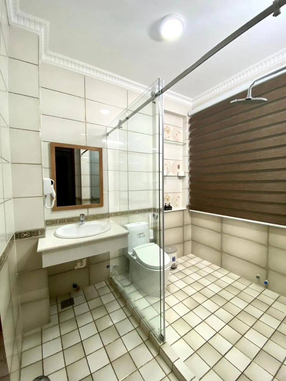 Toilet in Lucasta Hotel