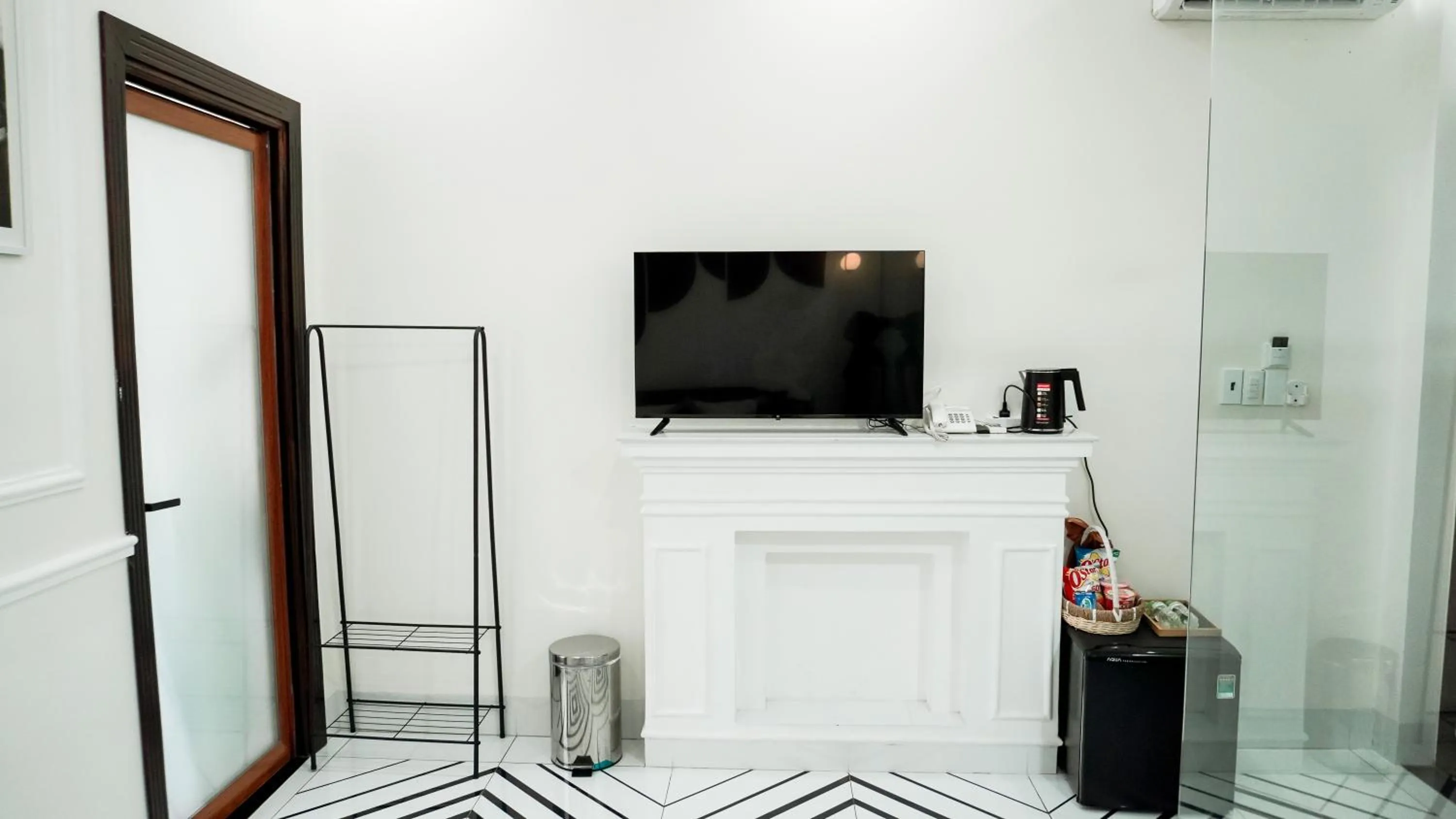 Communal lounge/ TV room in Lucasta Hotel