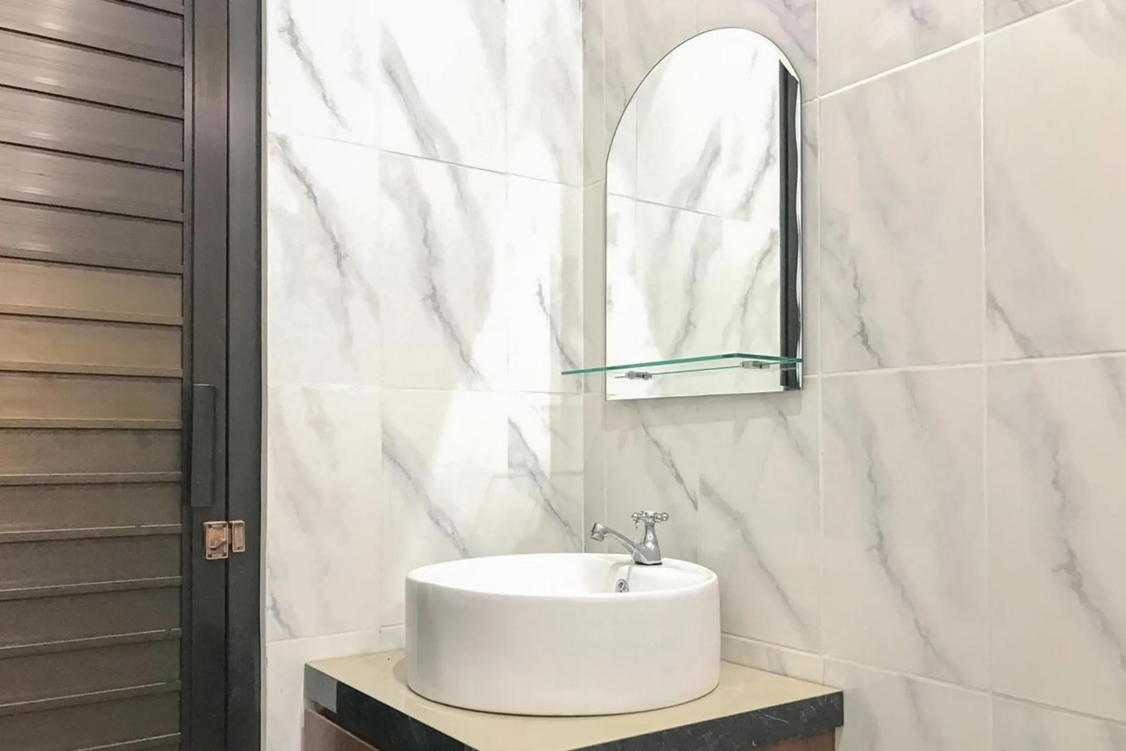 Bathroom in RedDoorz Syariah near Stasiun Madiun 2