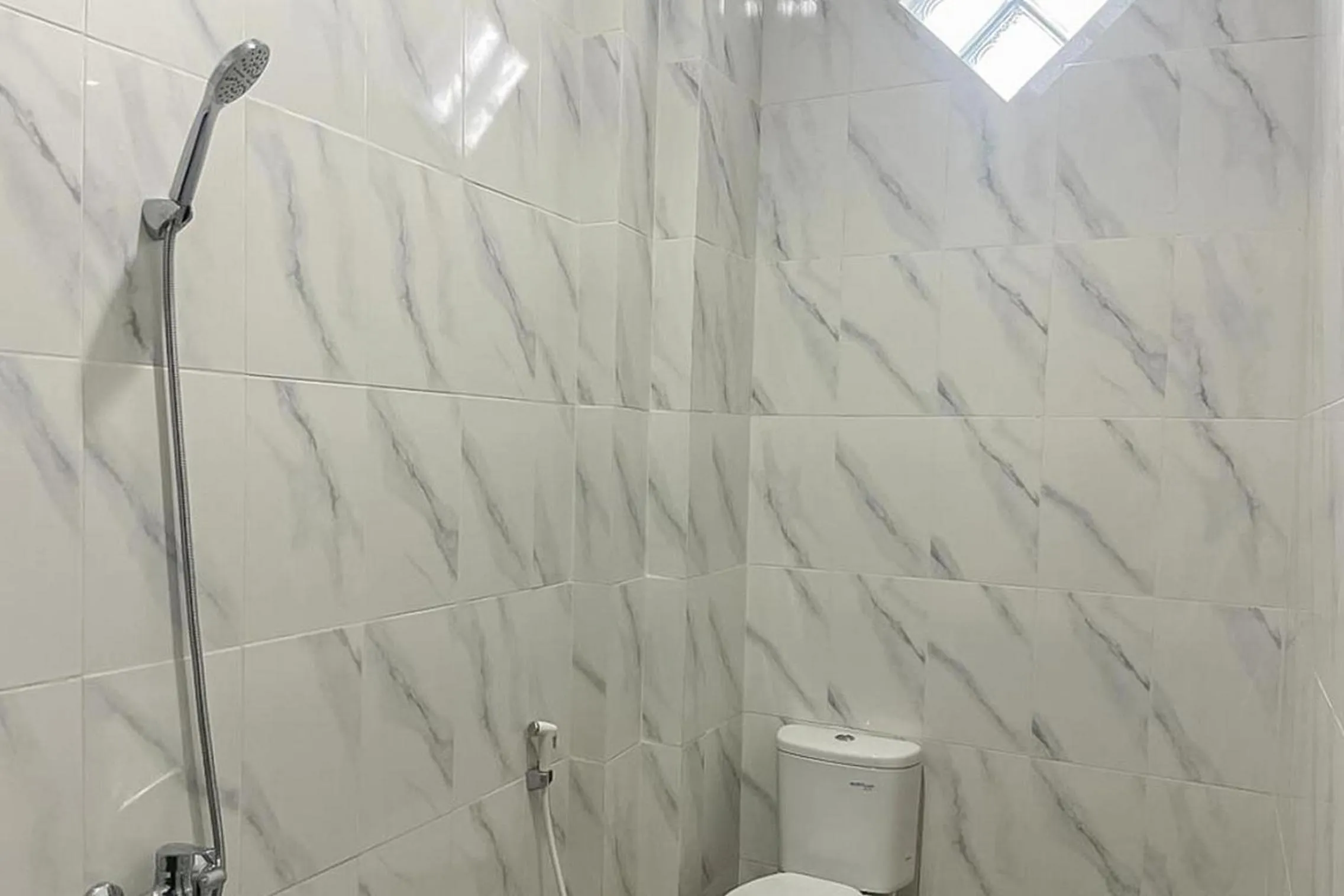 Bathroom in RedDoorz Syariah near Stasiun Madiun 2