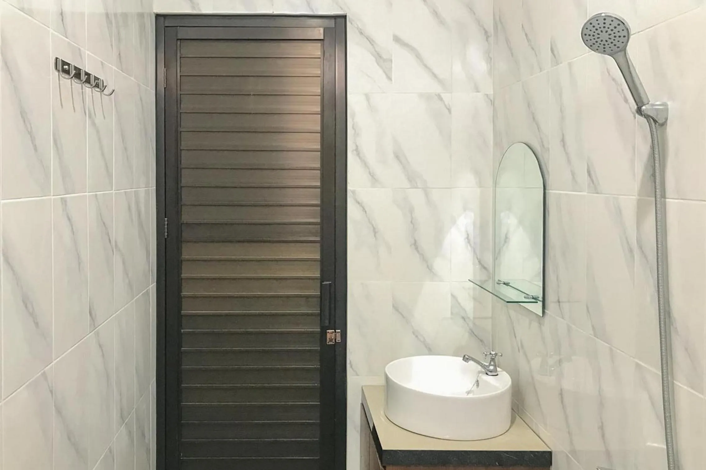 Bathroom in RedDoorz Syariah near Stasiun Madiun 2