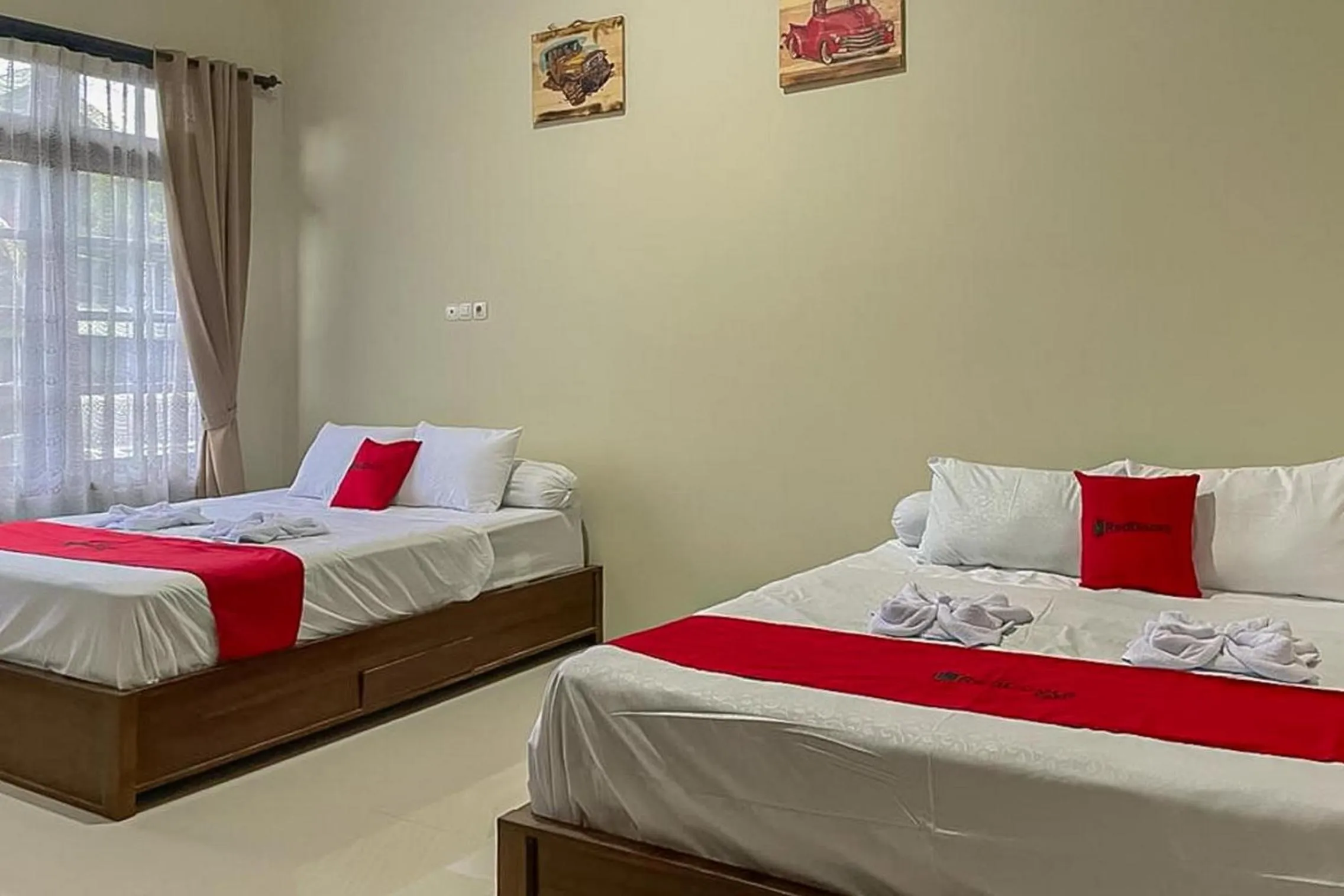 Bedroom, Bed in RedDoorz Syariah near Stasiun Madiun 2
