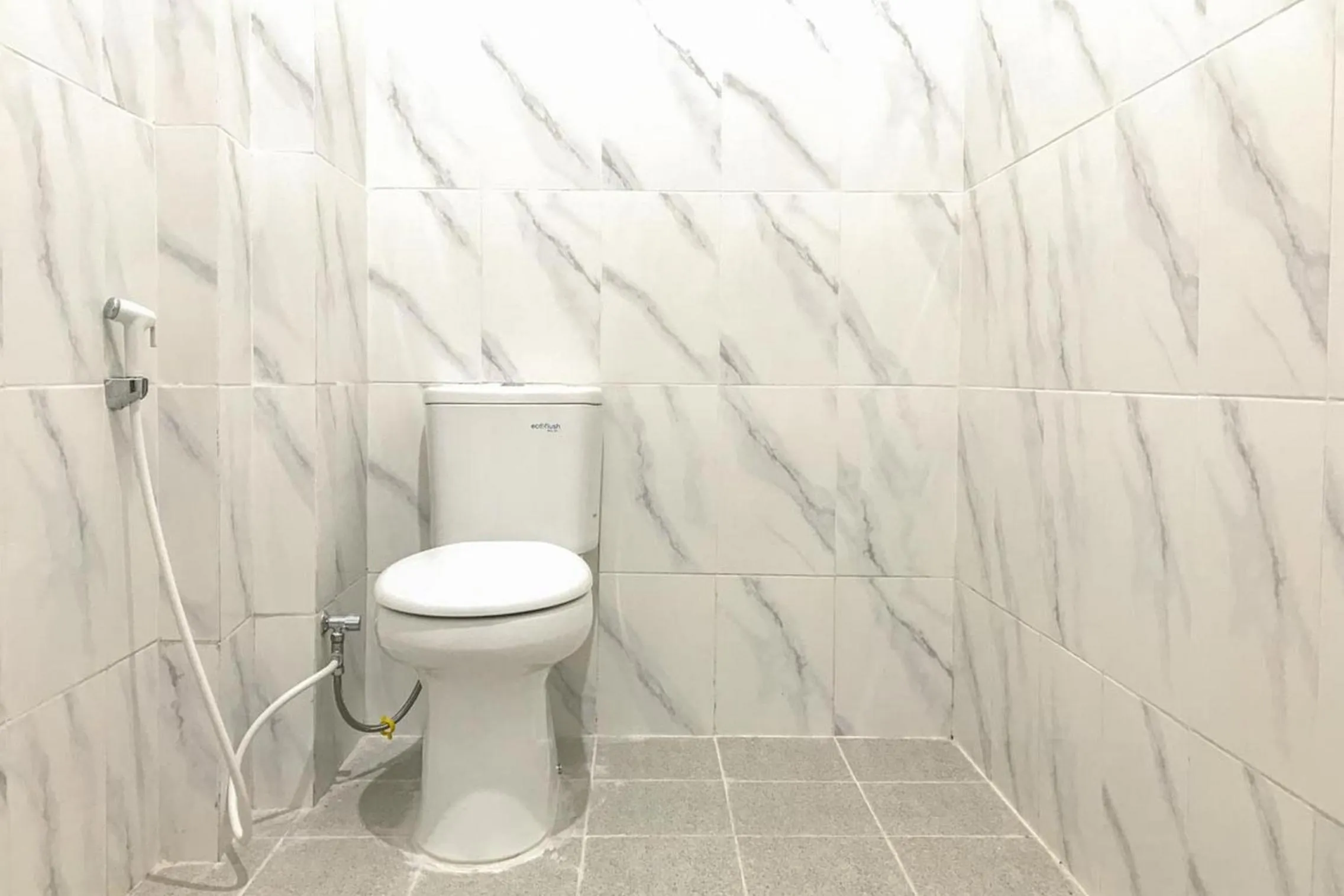 Bathroom in RedDoorz Syariah near Stasiun Madiun 2