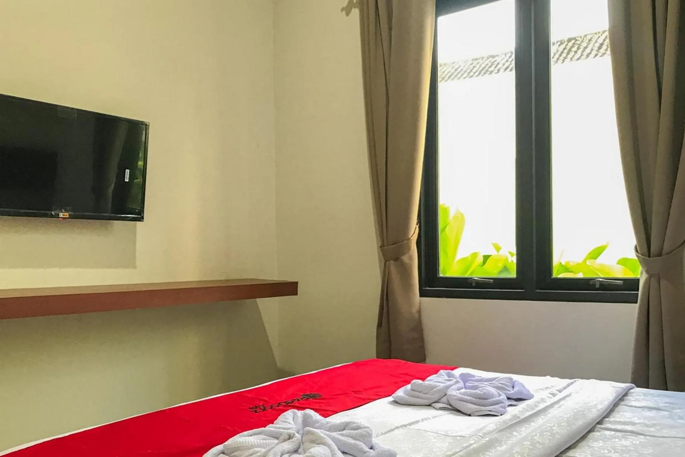 Bedroom, Bed in RedDoorz Syariah near Stasiun Madiun 2