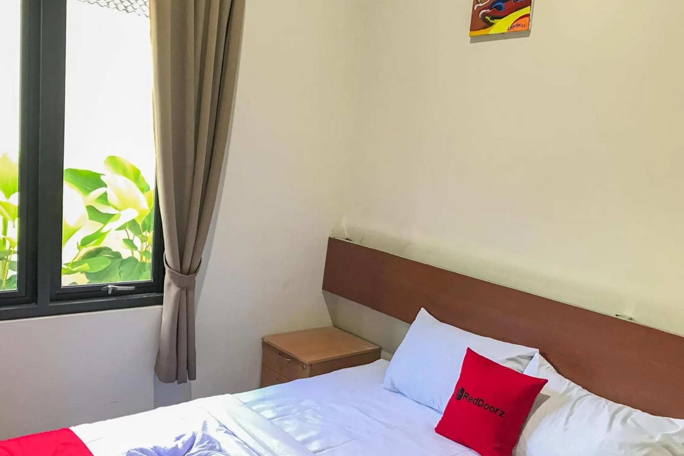 Bedroom, Bed in RedDoorz Syariah near Stasiun Madiun 2