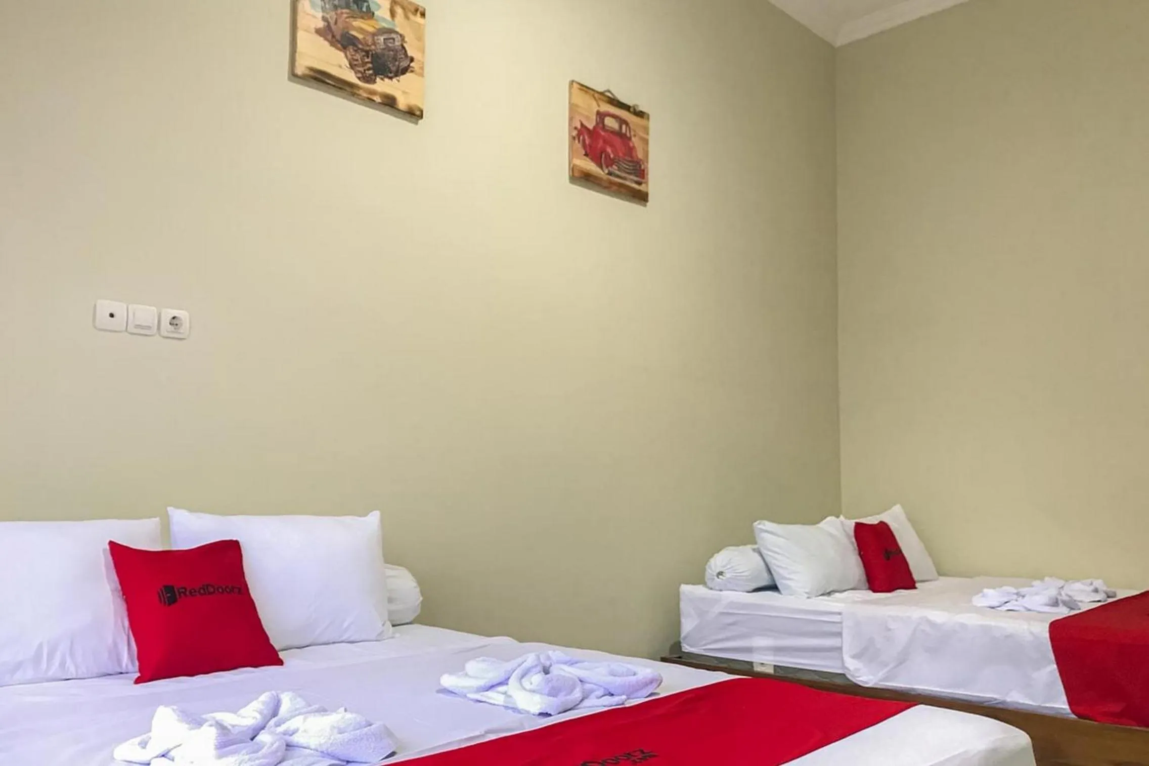 Bedroom, Bed in RedDoorz Syariah near Stasiun Madiun 2