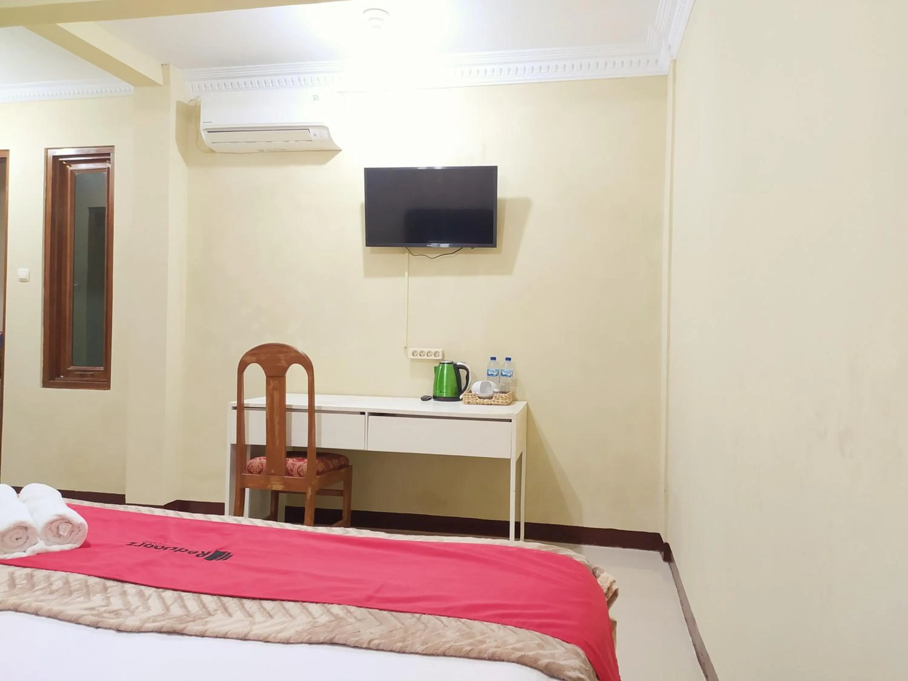 Bedroom, Bed in RedDoorz near Prawirotaman Yogyakarta