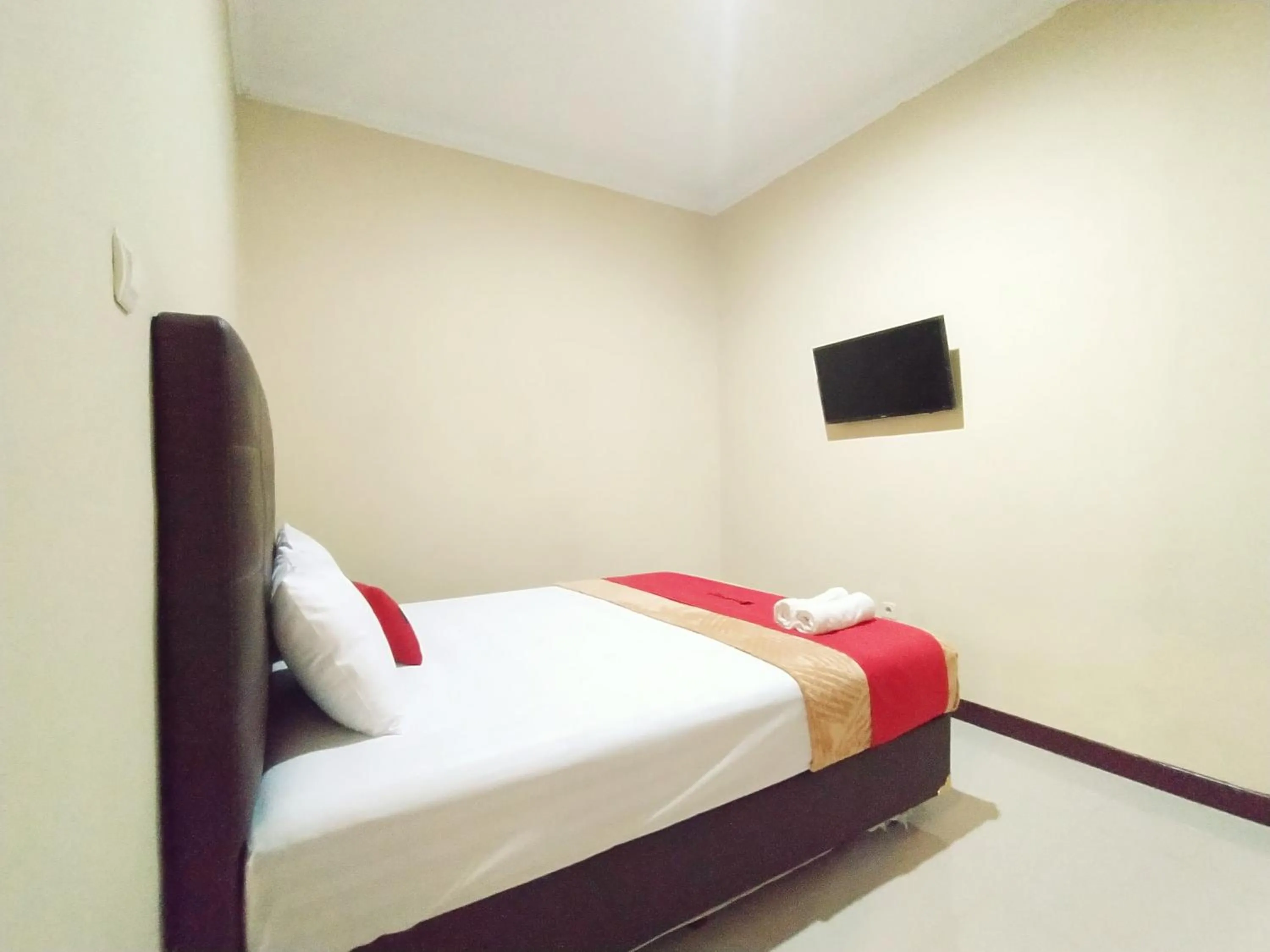 Bedroom, Bed in RedDoorz near Prawirotaman Yogyakarta