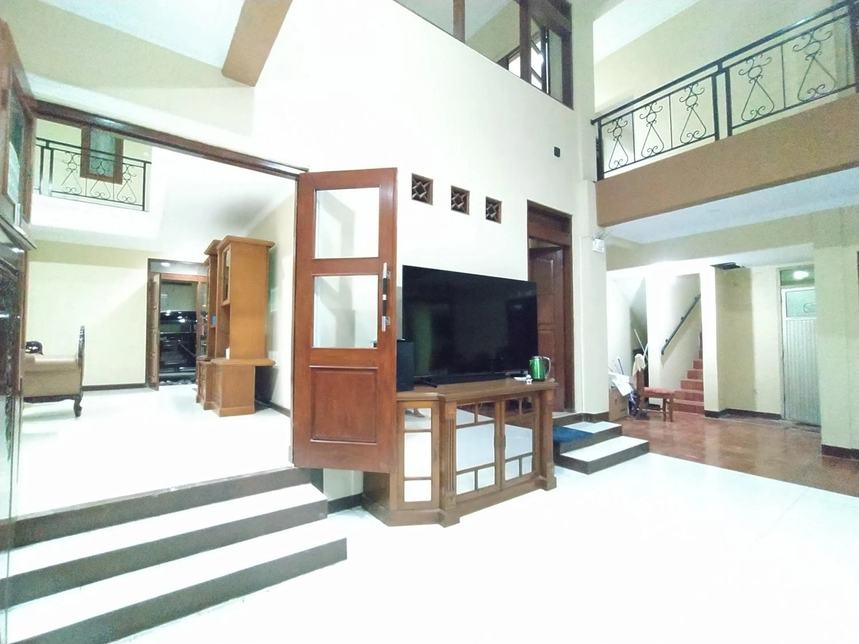 Communal lounge/ TV room in RedDoorz near Prawirotaman Yogyakarta