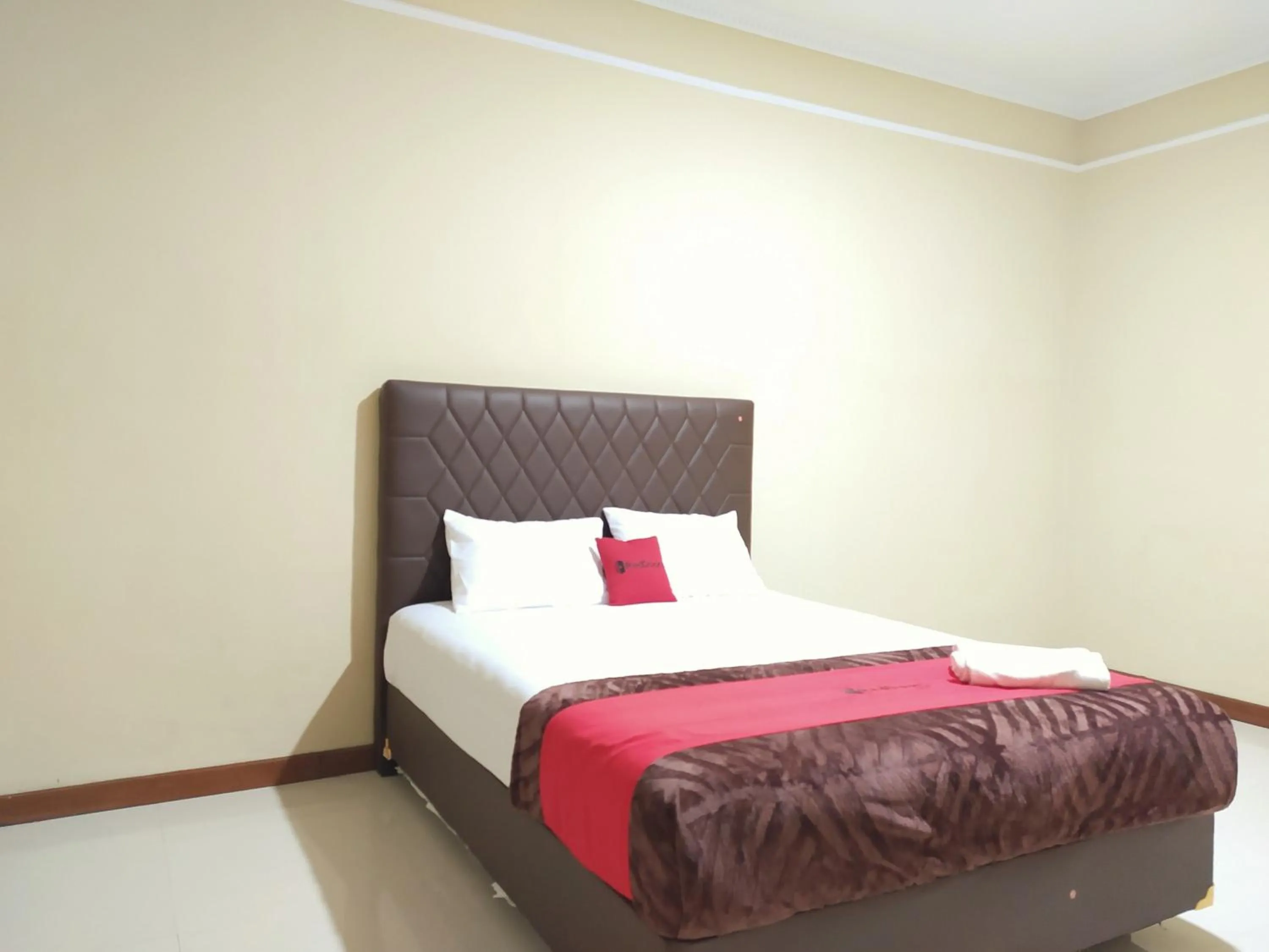 Bedroom, Bed in RedDoorz near Prawirotaman Yogyakarta