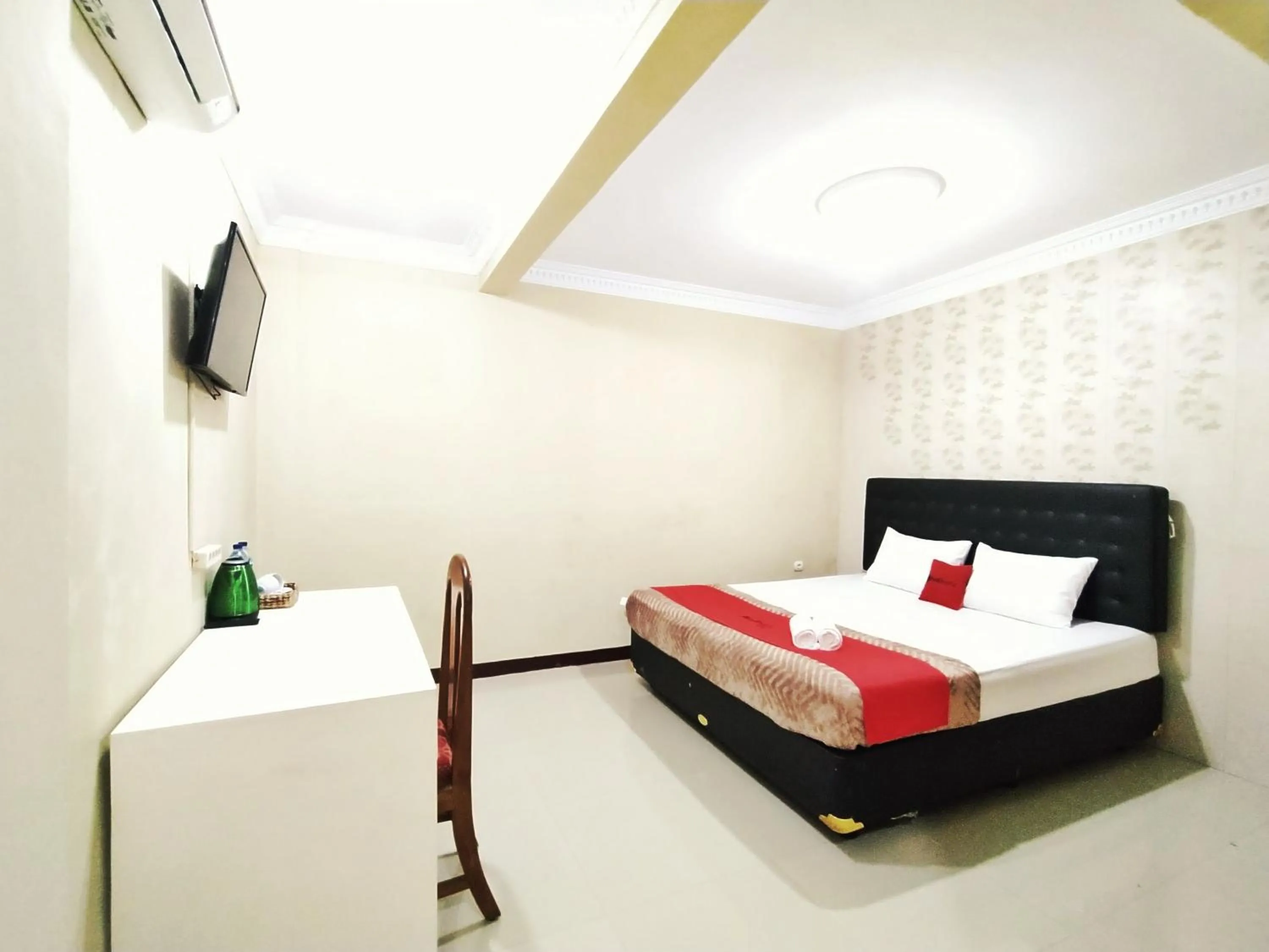 Bedroom, Bed in RedDoorz near Prawirotaman Yogyakarta