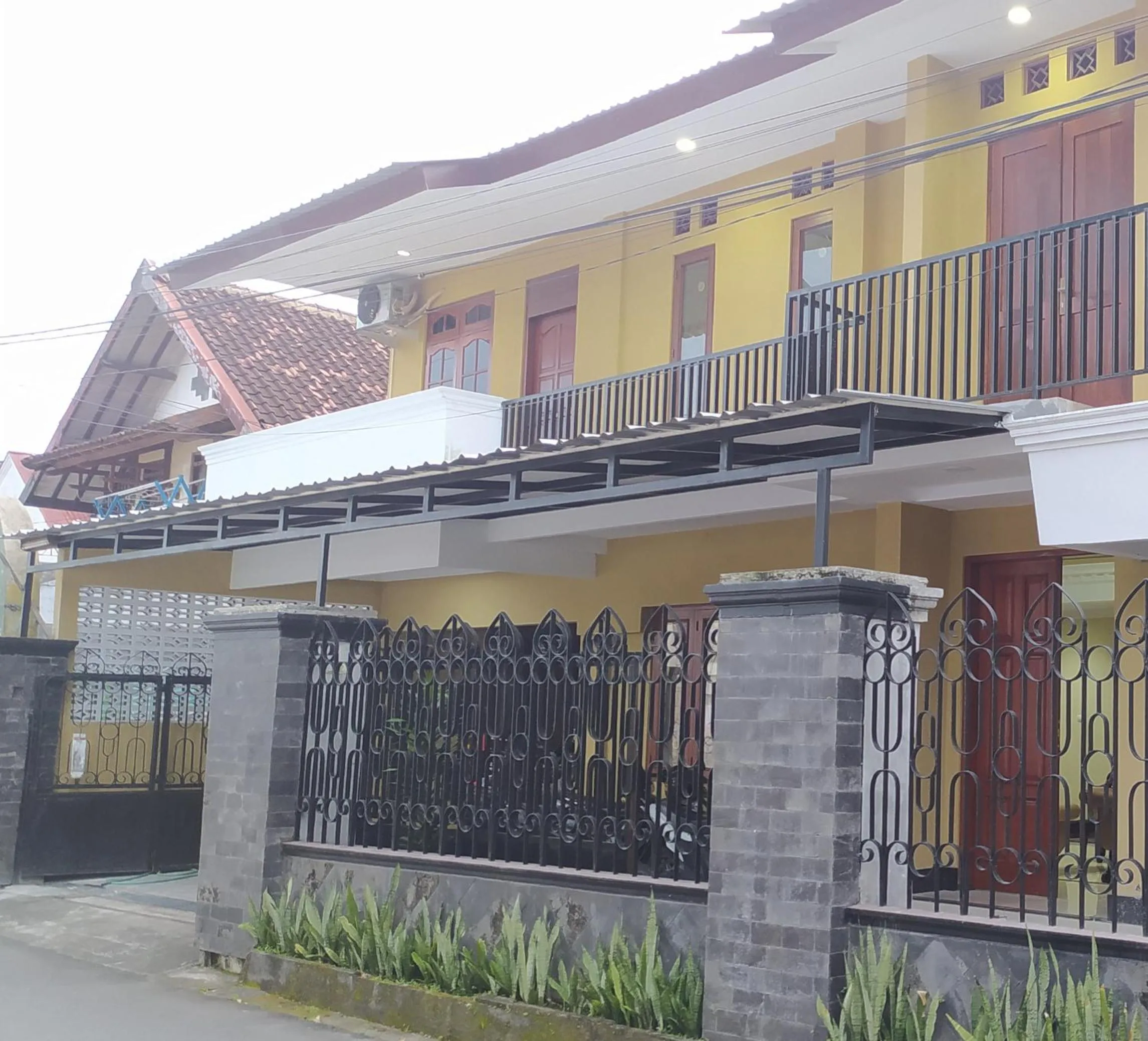 Property building in RedDoorz near Prawirotaman Yogyakarta
