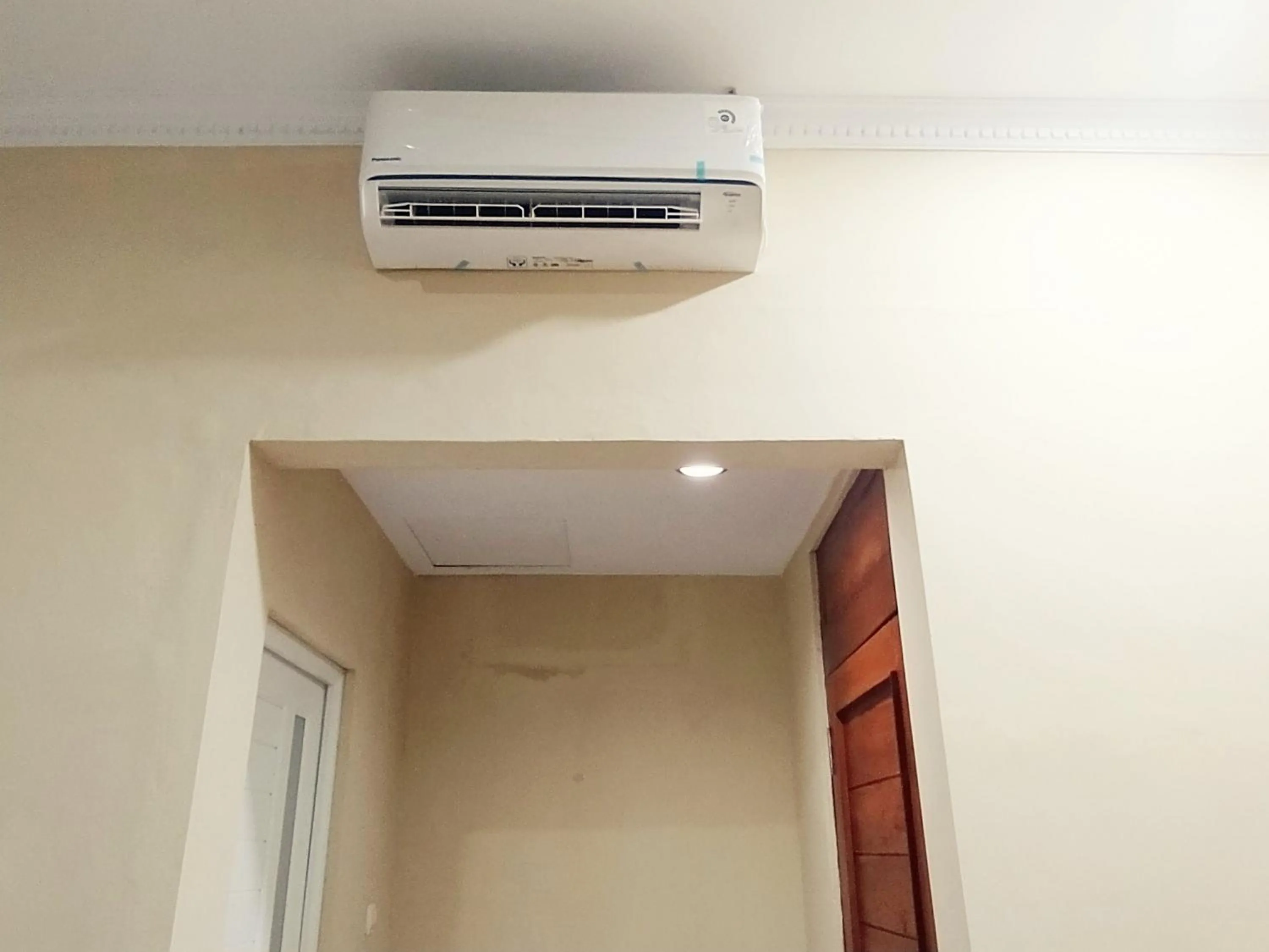 air conditioner in RedDoorz near Prawirotaman Yogyakarta