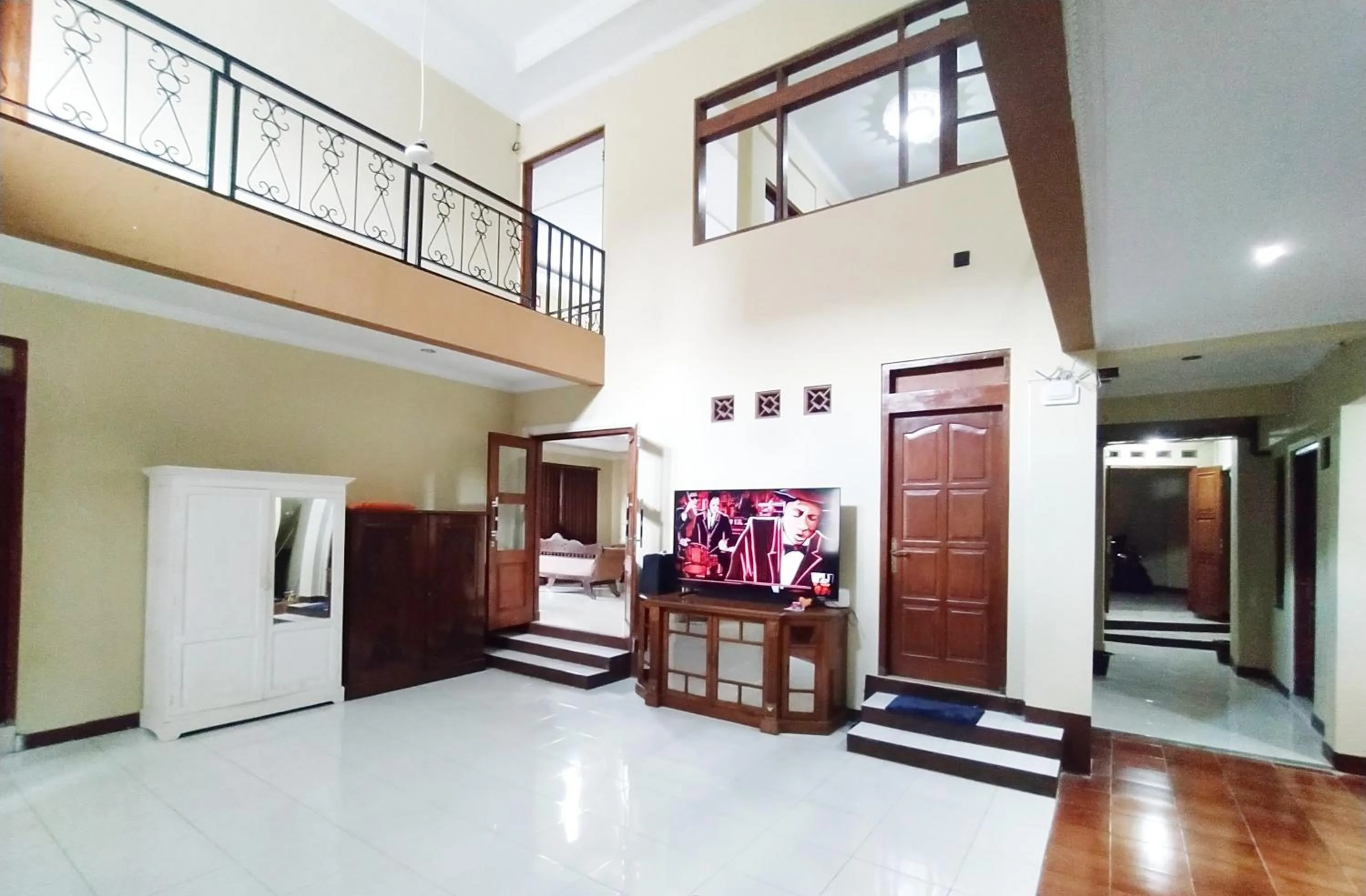 Communal lounge/ TV room in RedDoorz near Prawirotaman Yogyakarta