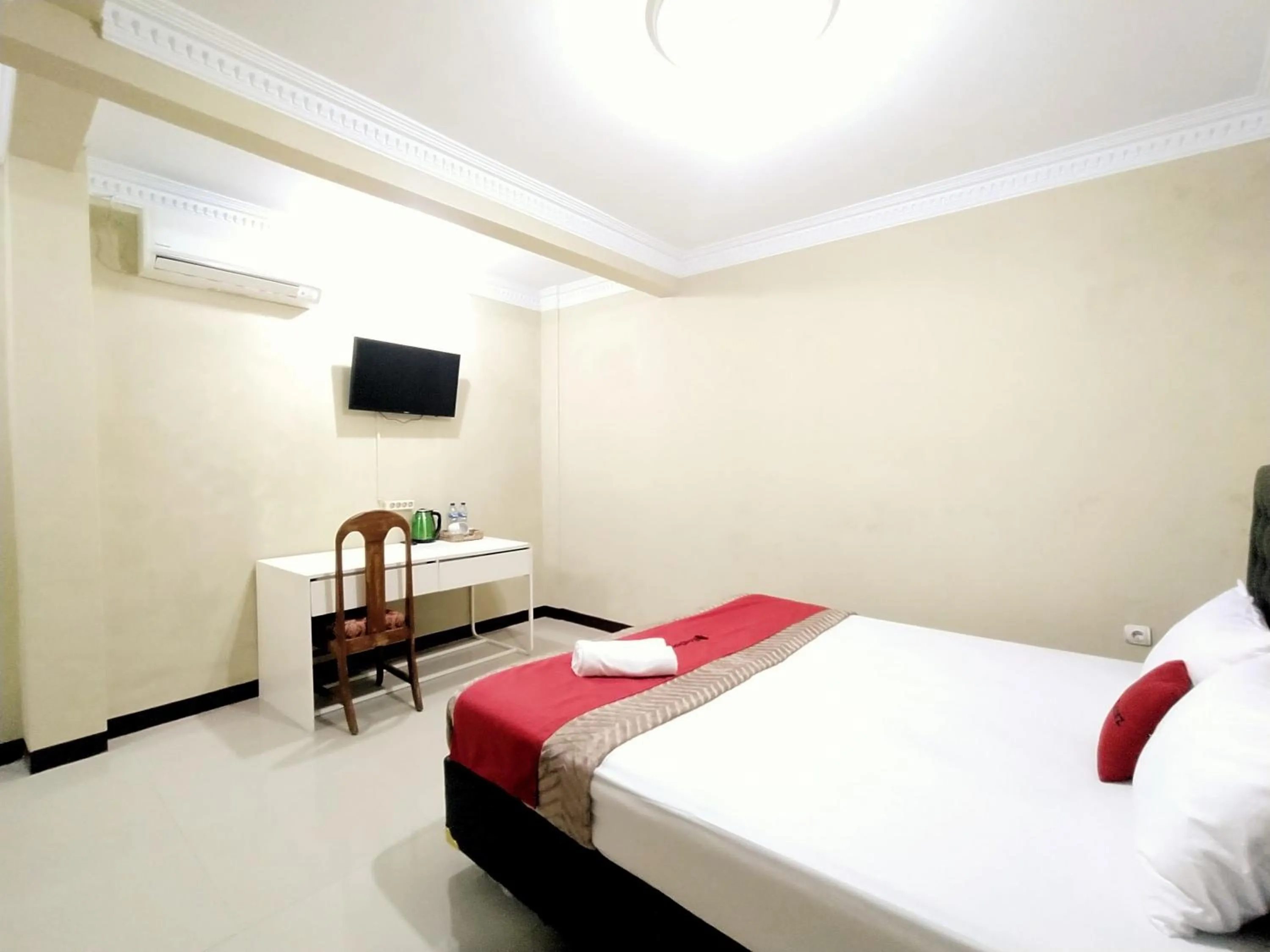 Bedroom, Bed in RedDoorz near Prawirotaman Yogyakarta