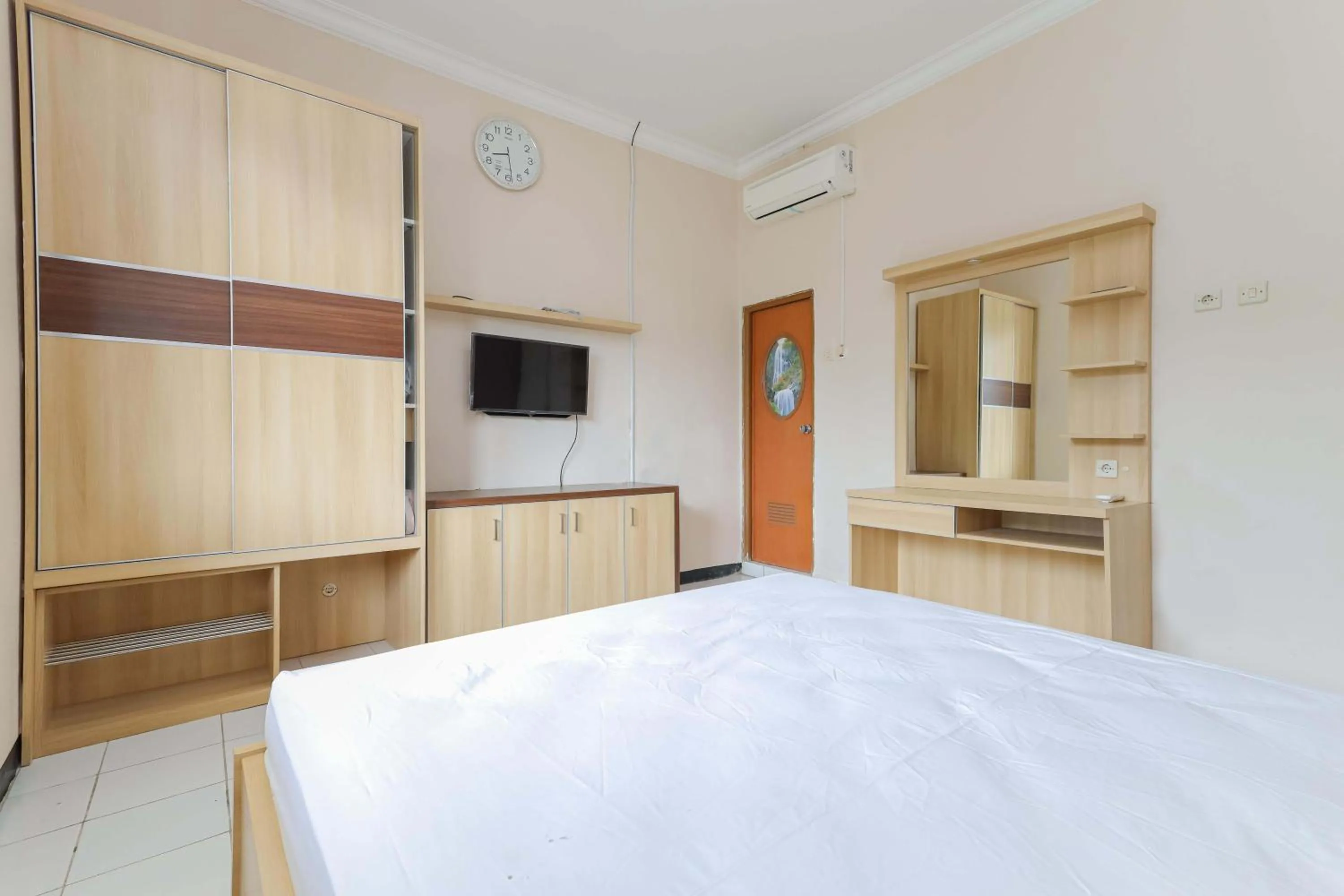 Bedroom, Bed in Urbanview Roemah Tebet by RedDoorz