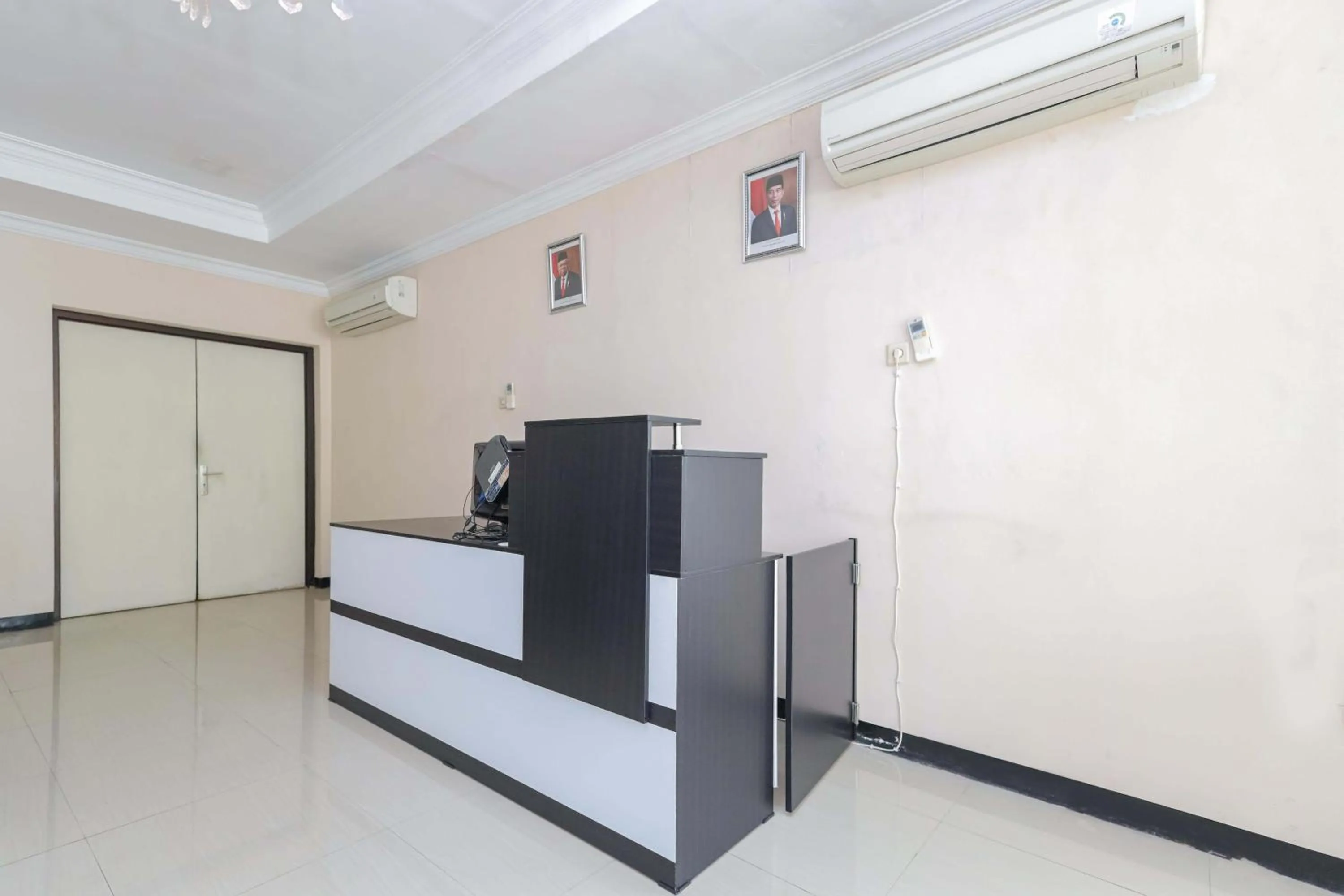 Lobby or reception in Urbanview Roemah Tebet by RedDoorz