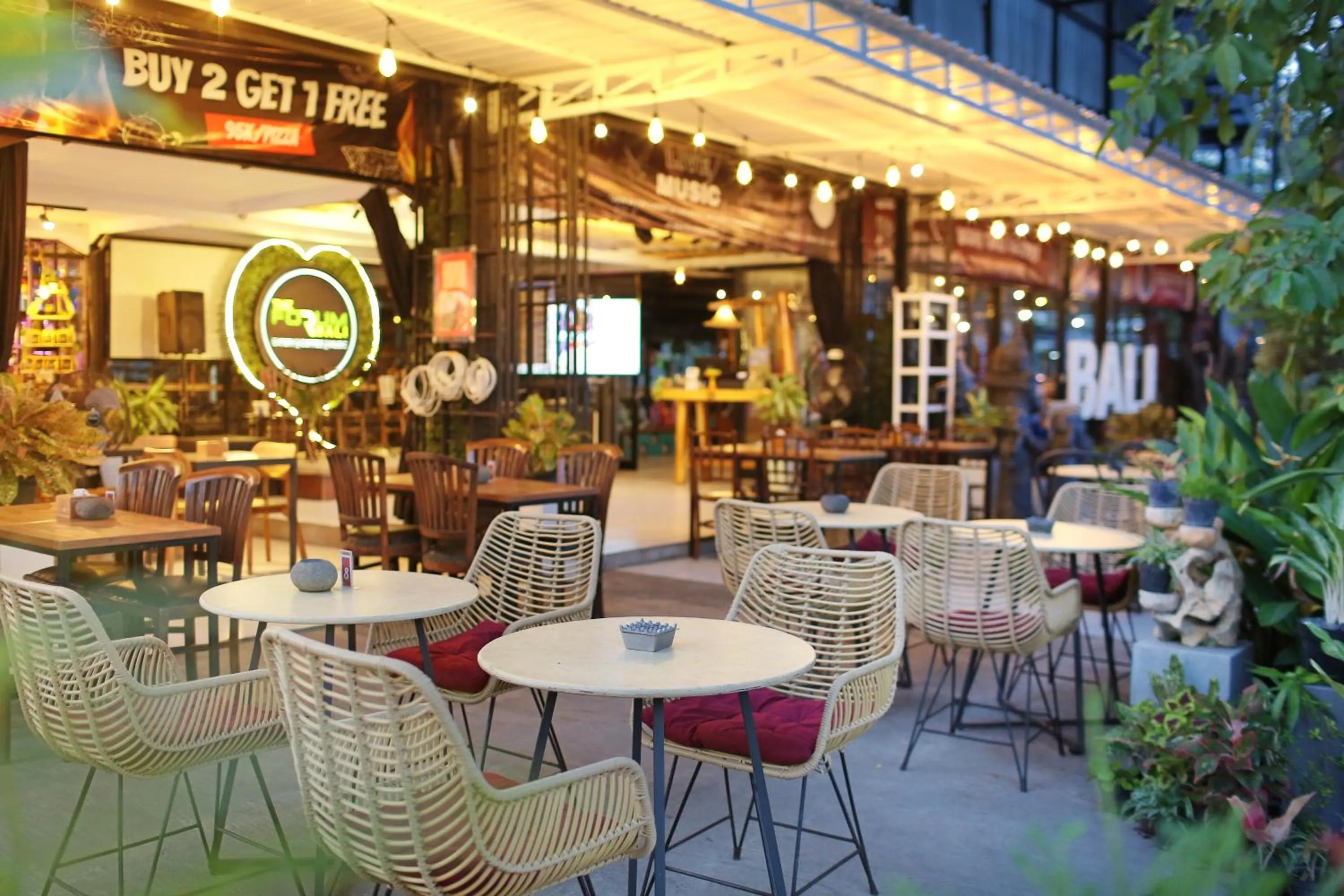 Restaurant/places to eat in The Reward Villas