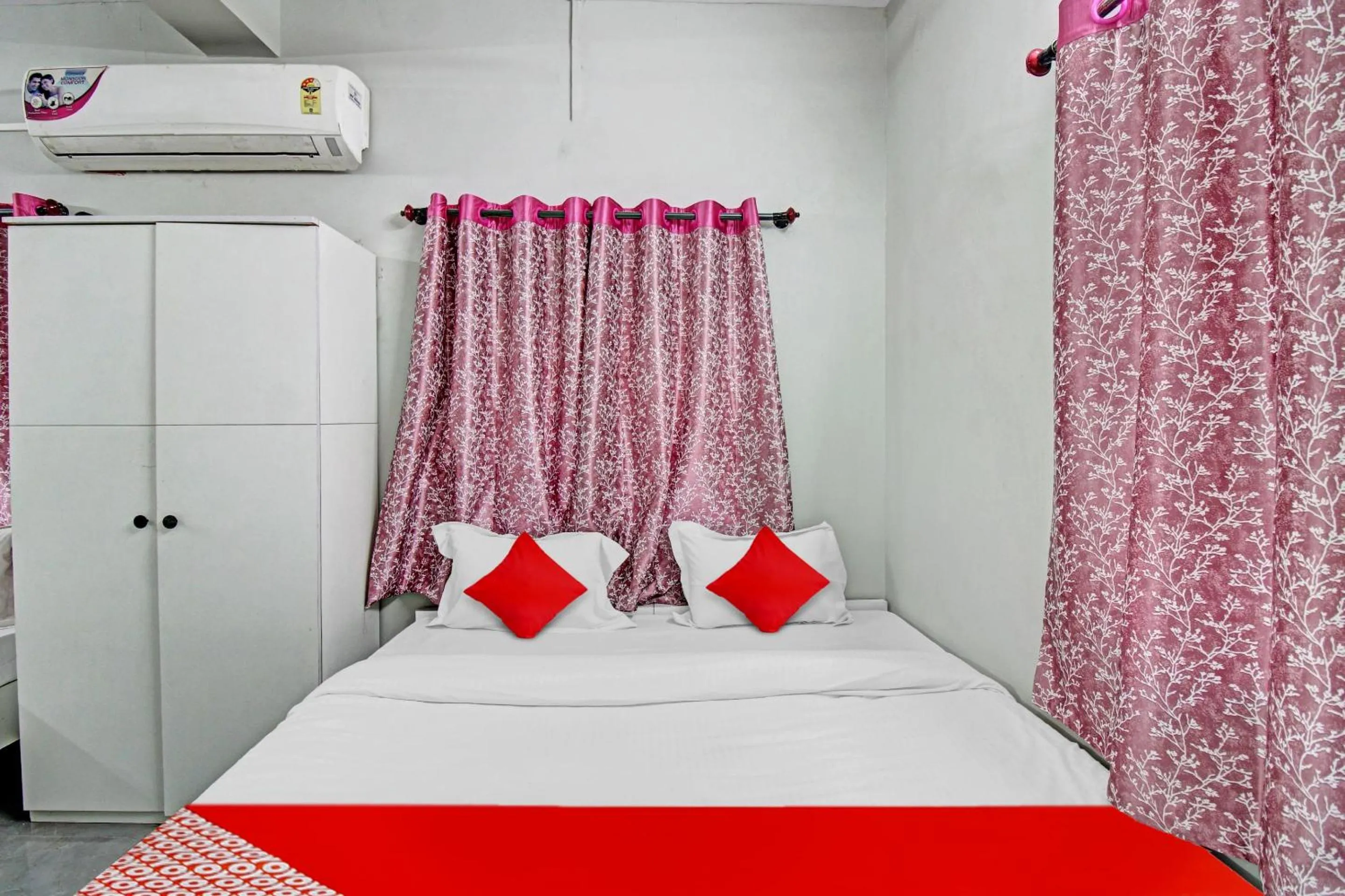 Bedroom, Bed in Super Hotel O Moonlight Inn