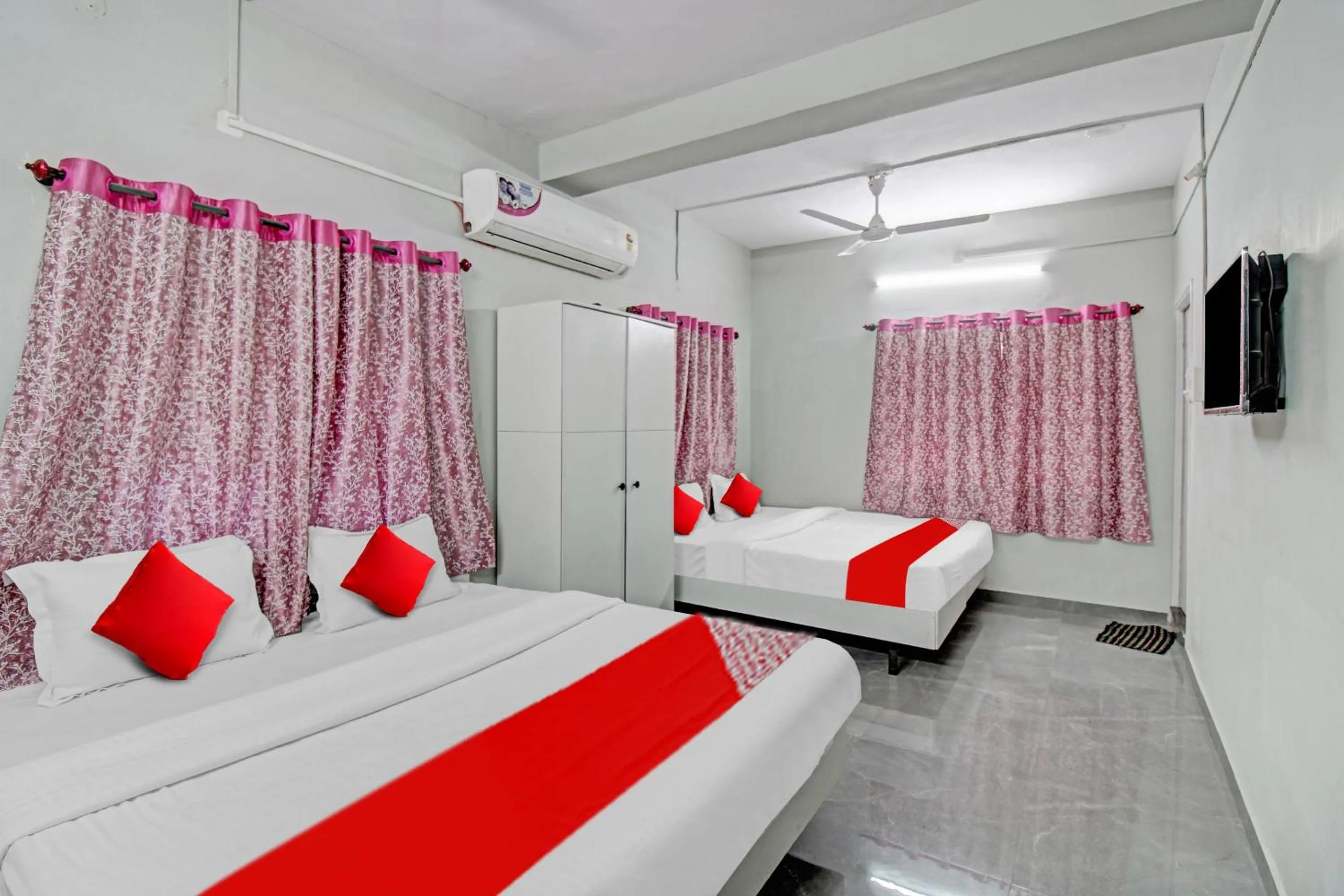 Bedroom, Bed in Super Hotel O Moonlight Inn