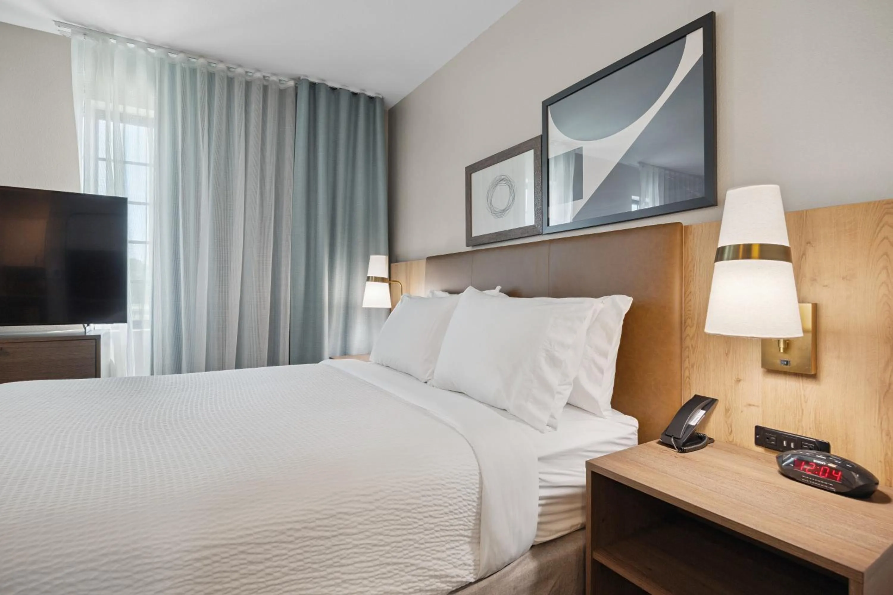 Bed in Staybridge Suites Sacramento Woodland by IHG