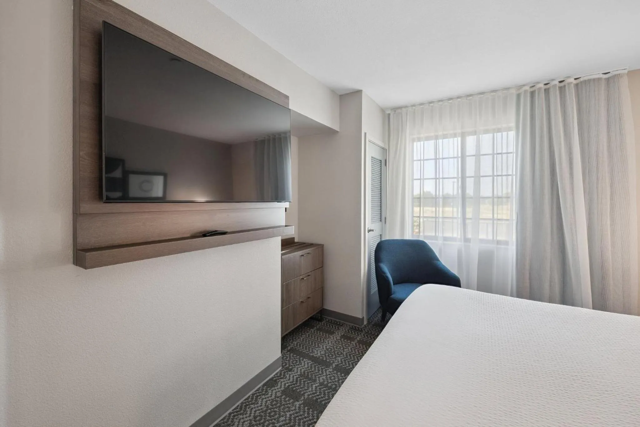 Photo of the whole room, Bed in Staybridge Suites Sacramento Woodland by IHG