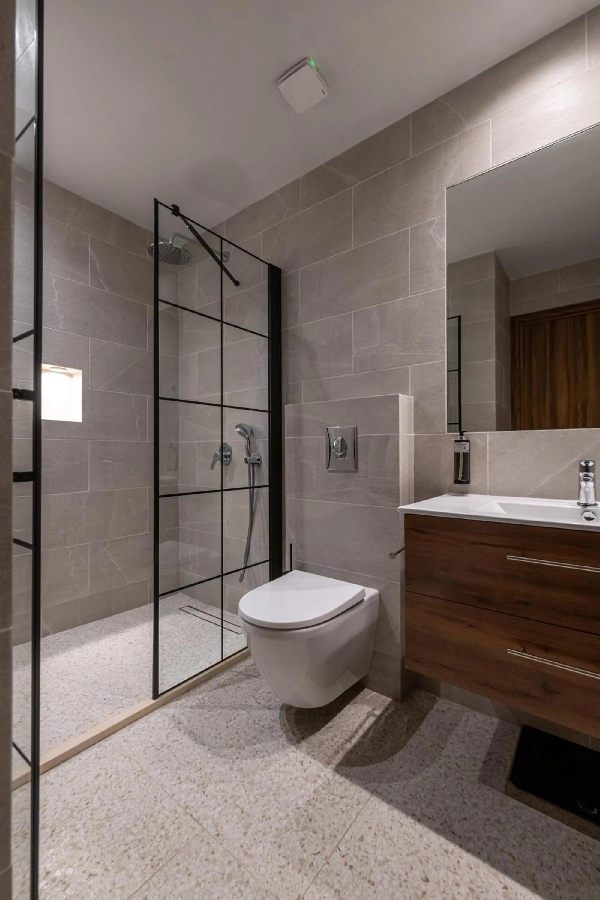 Shower in Evripidou 7 - Kalamata Mediterranean Suites