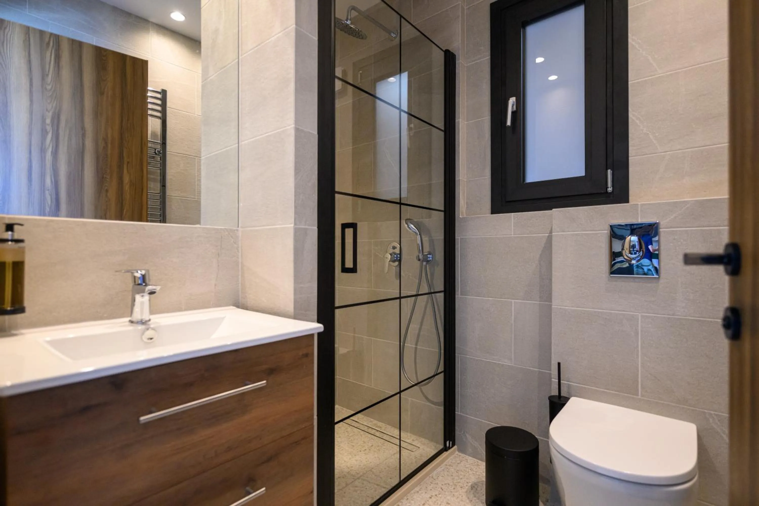 Shower in Evripidou 7 - Kalamata Mediterranean Suites