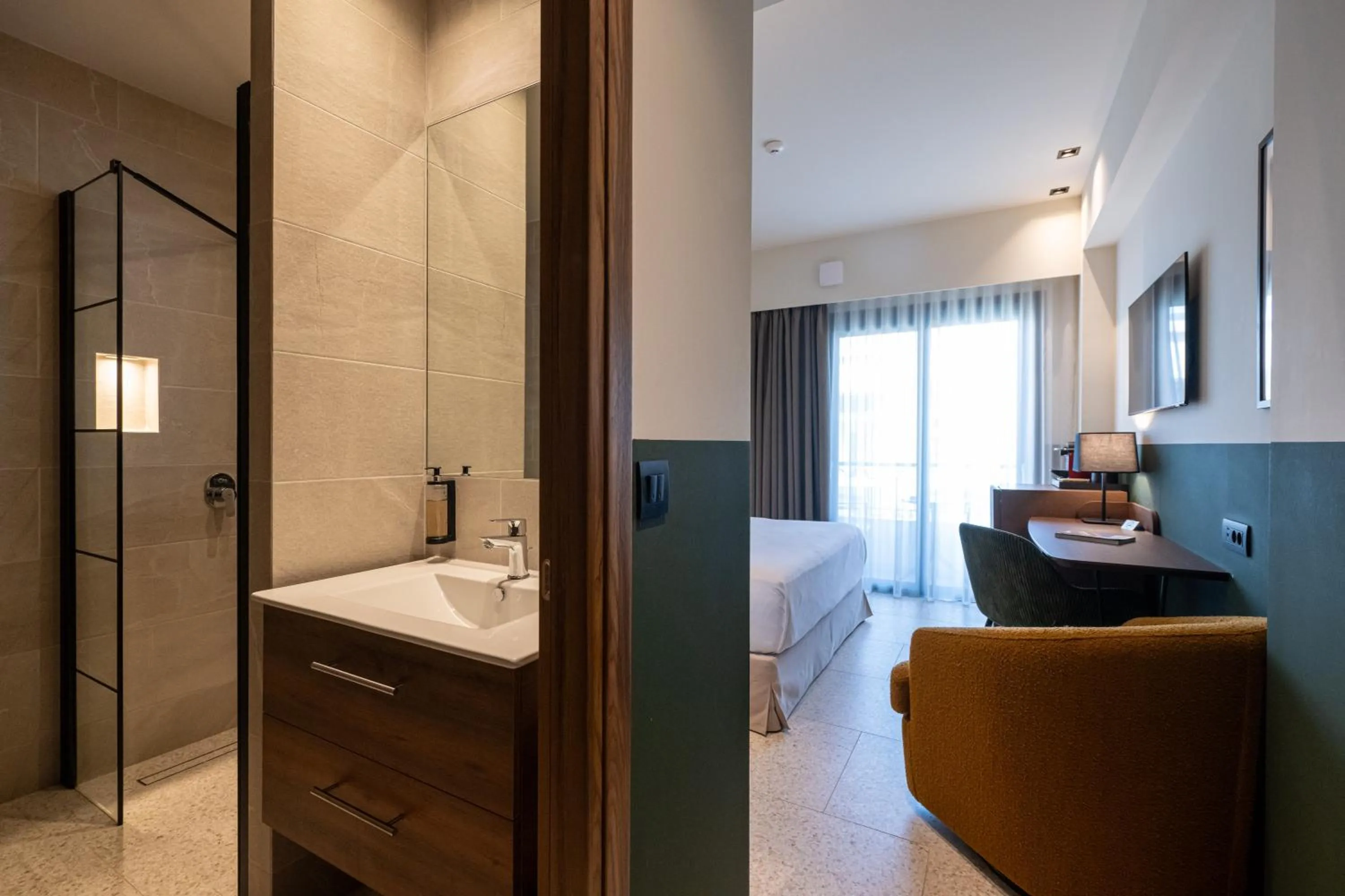 Shower in Evripidou 7 - Kalamata Mediterranean Suites