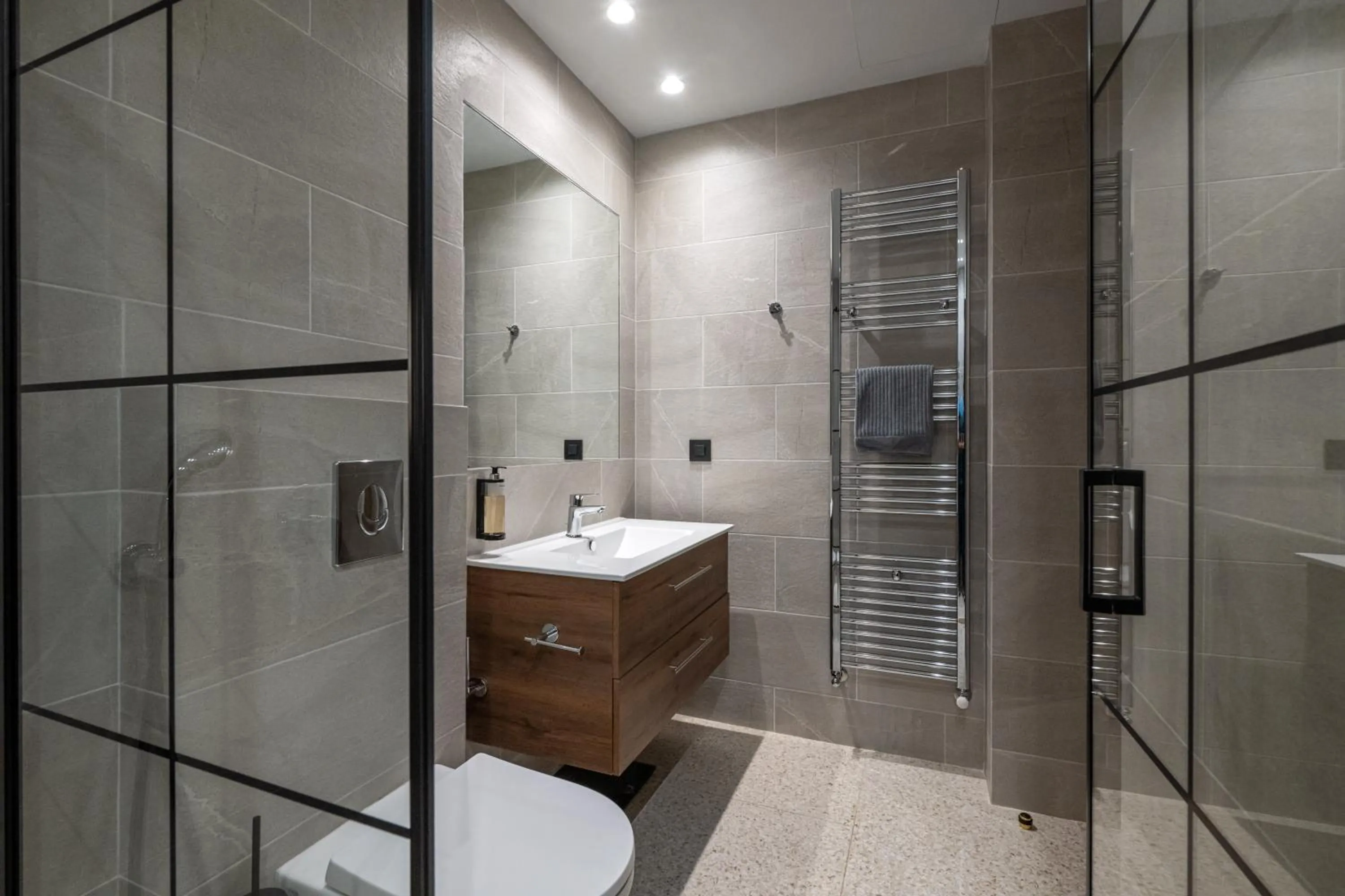 Shower in Evripidou 7 - Kalamata Mediterranean Suites