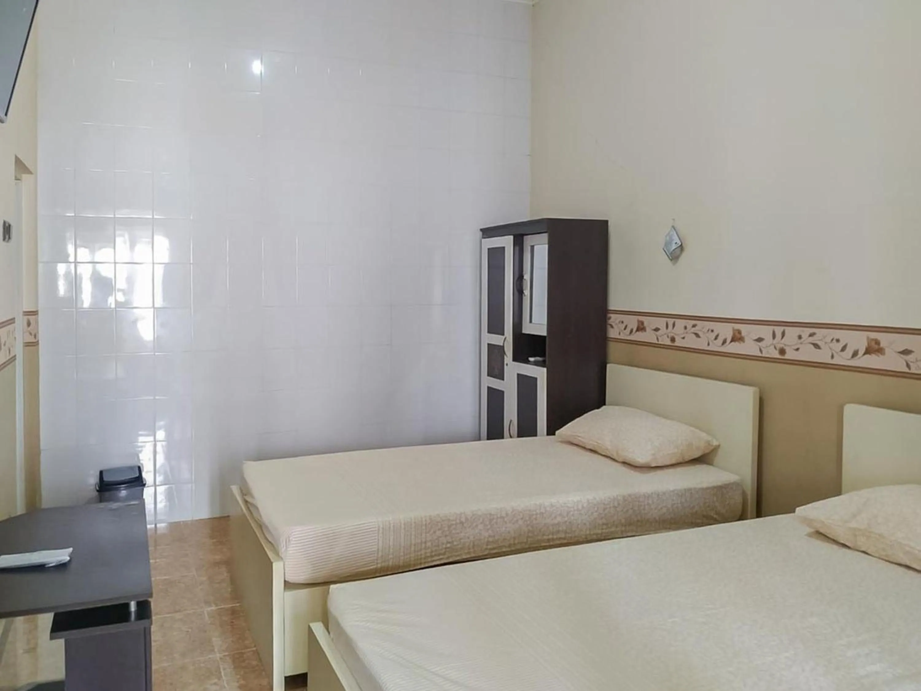 Bedroom, Bed in RedDoorz Syariah near Pasar Sleko Madiun
