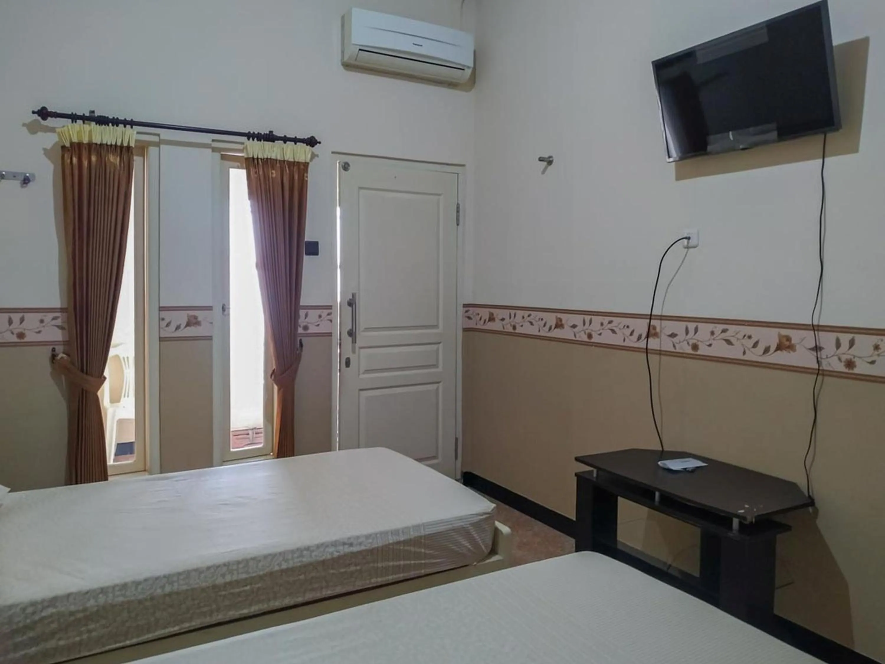 Bedroom, Bed in RedDoorz Syariah near Pasar Sleko Madiun