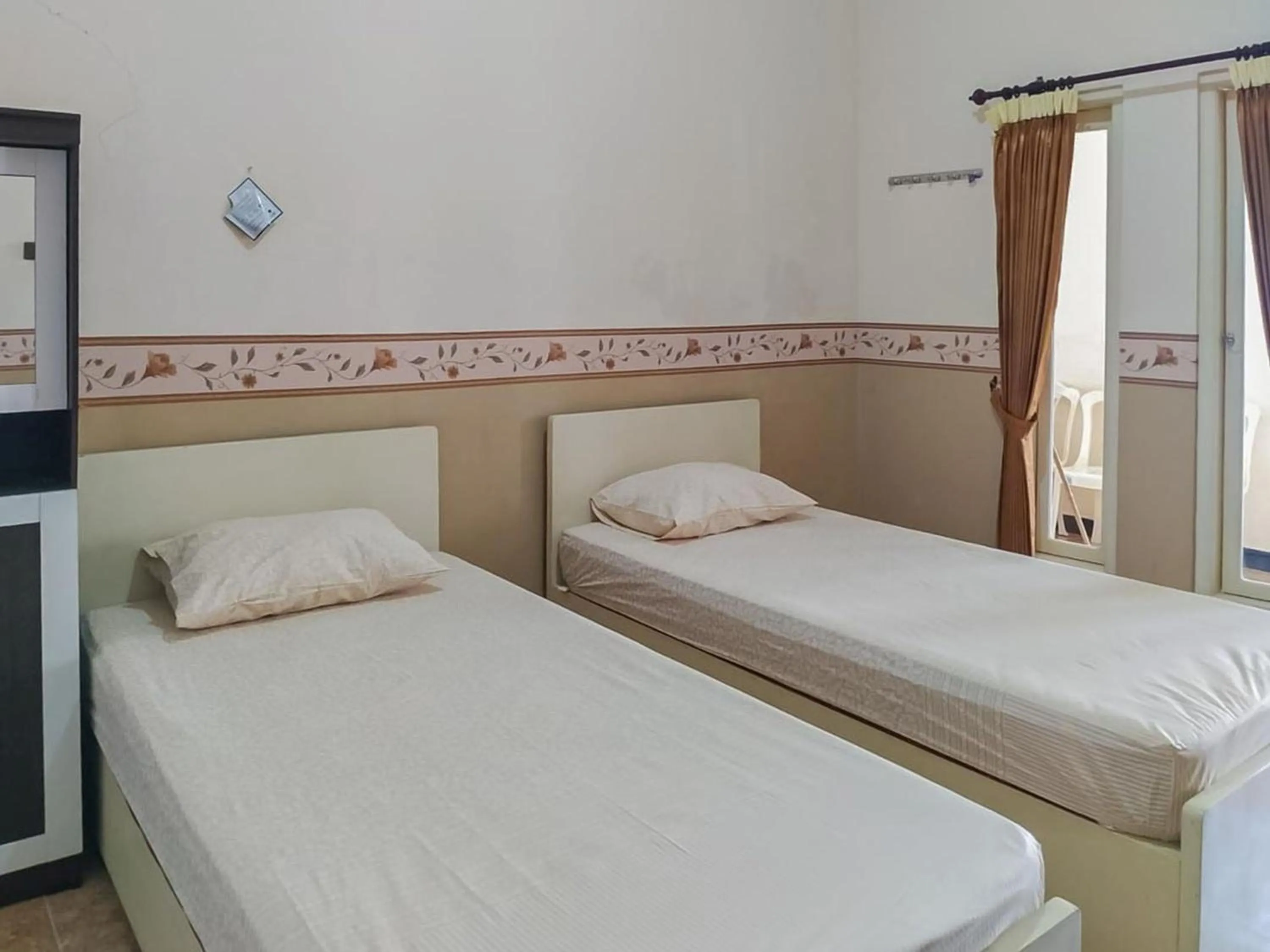 Bedroom, Bed in RedDoorz Syariah near Pasar Sleko Madiun