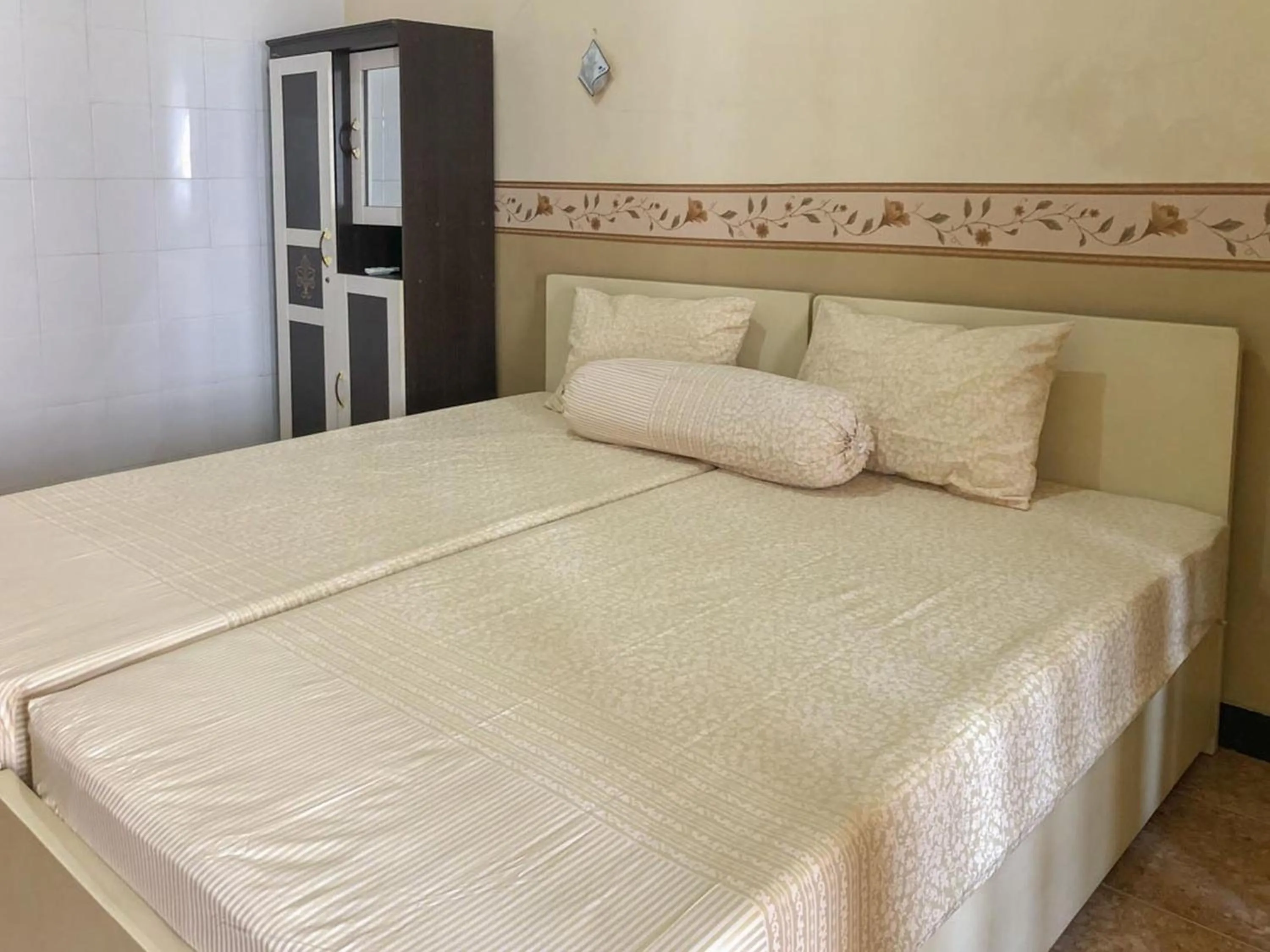 Bedroom, Bed in RedDoorz Syariah near Pasar Sleko Madiun