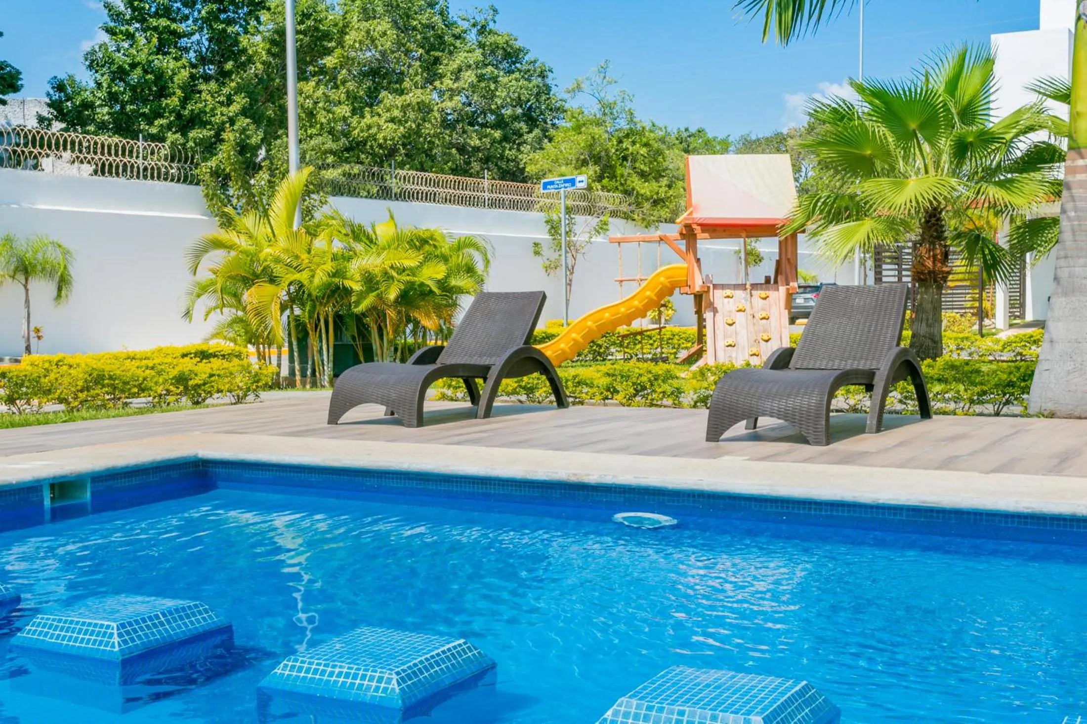 Swimming pool in House in Private Altus Il - Private Pool