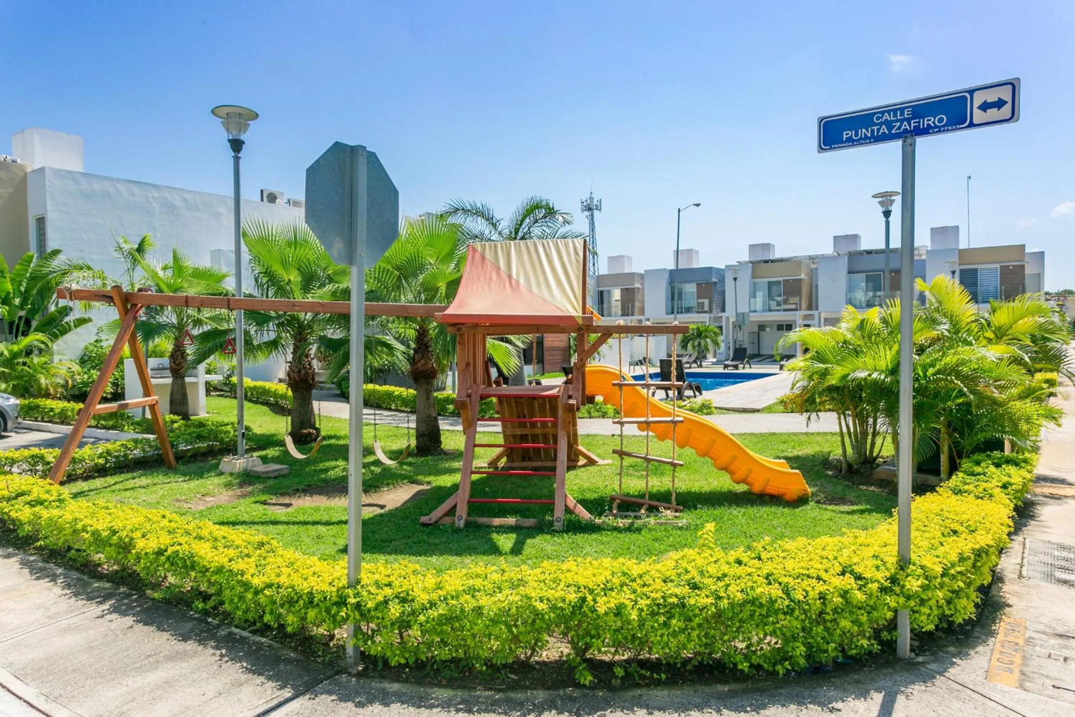 Children play ground in House in Private Altus Il - Private Pool