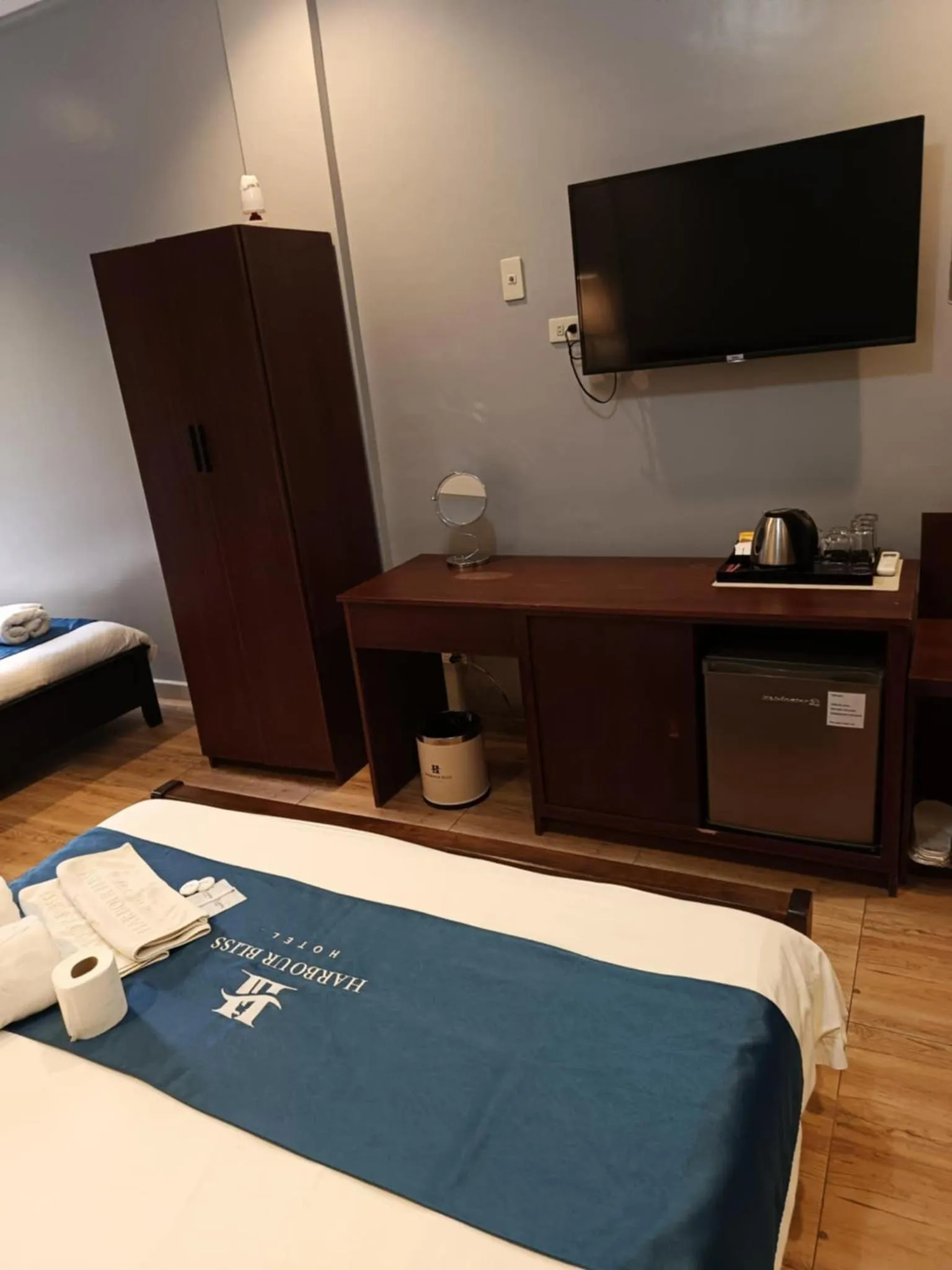 Bedroom, Bed in Harbour Bliss Hotel