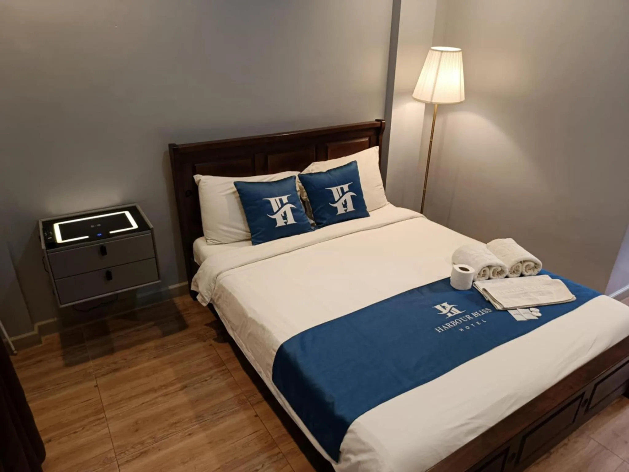 Bedroom, Bed in Harbour Bliss Hotel