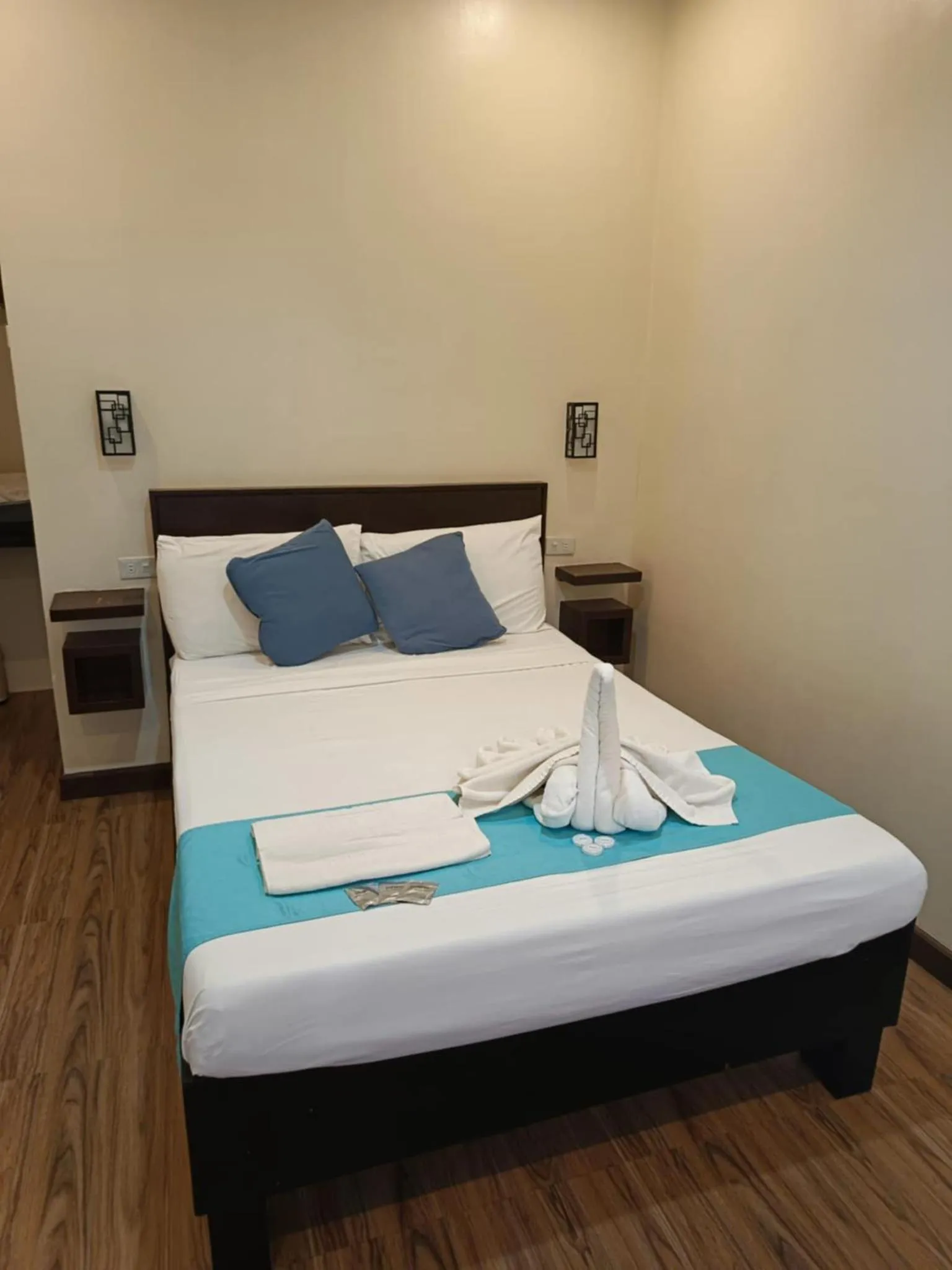 Bed in Harbour Bliss Hotel