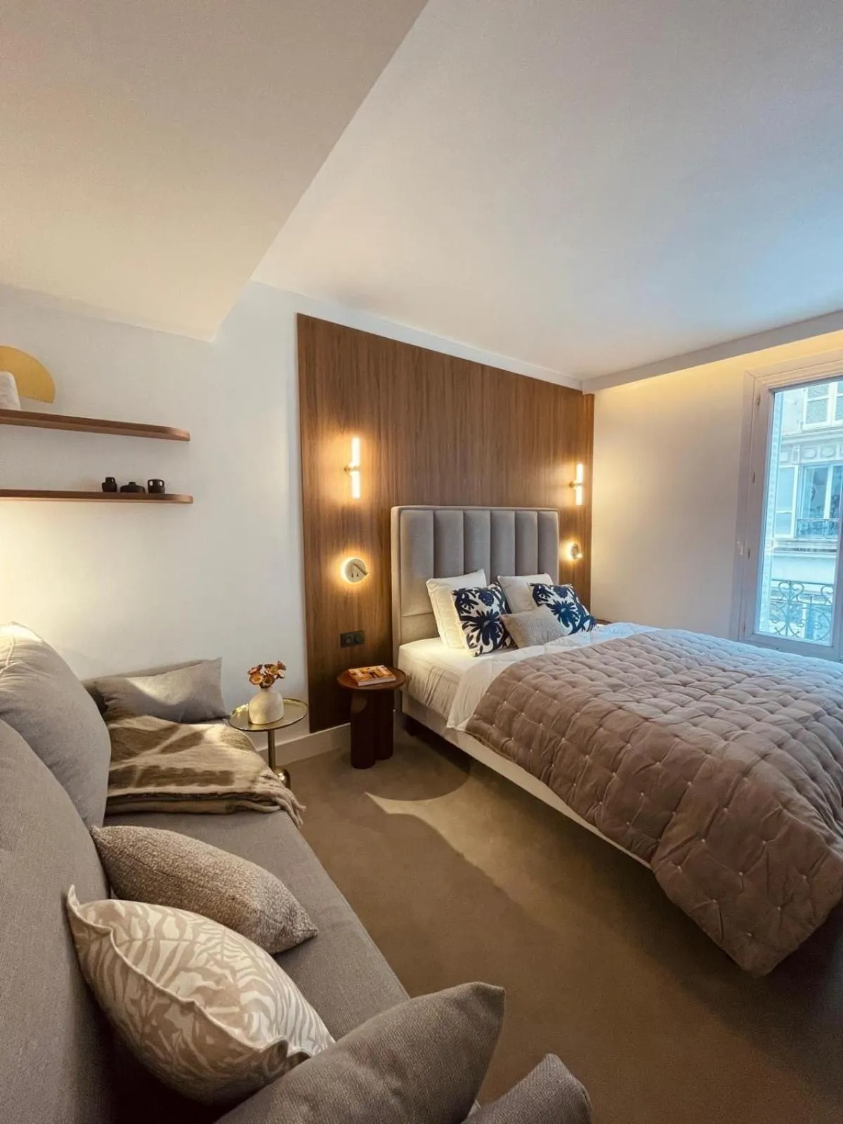 Living room, Bed in CARD Hôtel