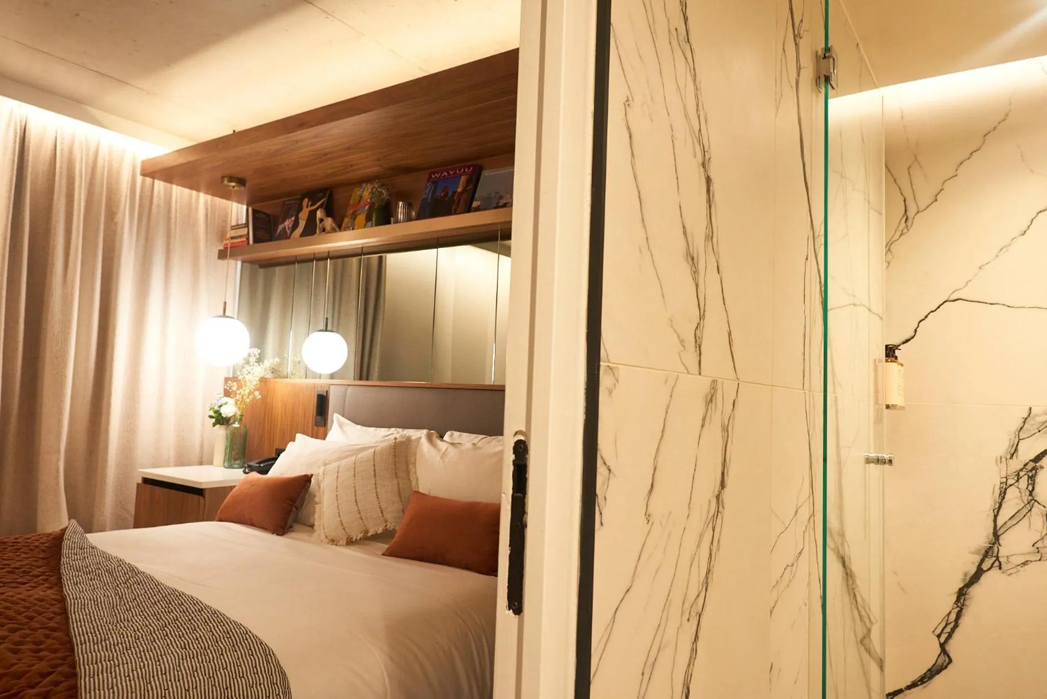 Shower, Bed in CARD Hôtel