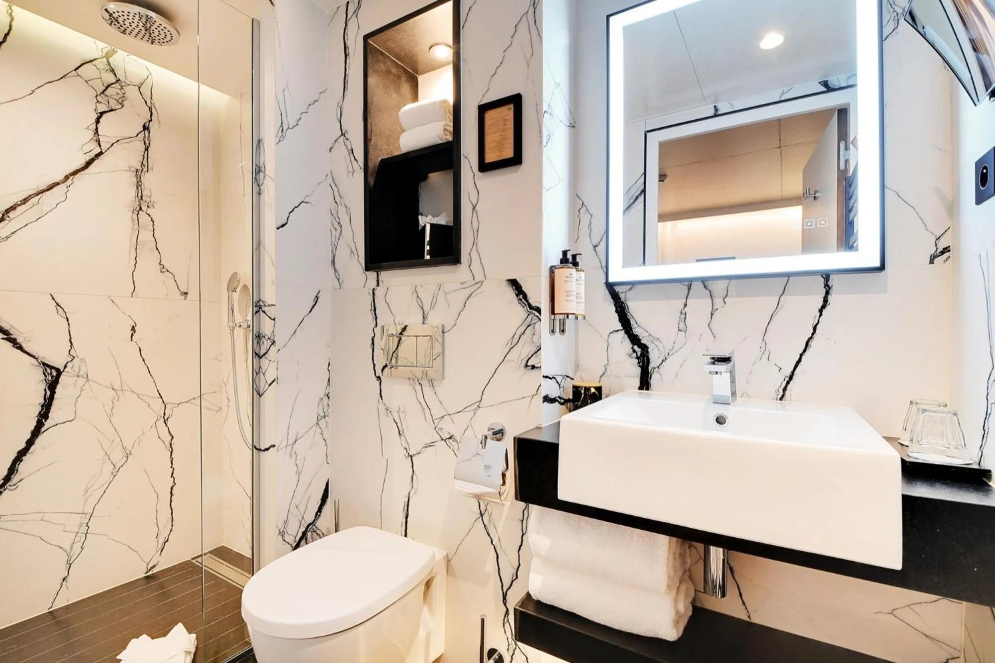 Bathroom in CARD Hôtel