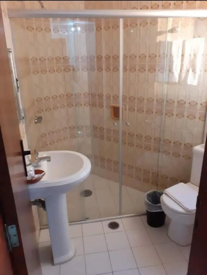 Toilet in Binder Hotel Mogi Guaçu