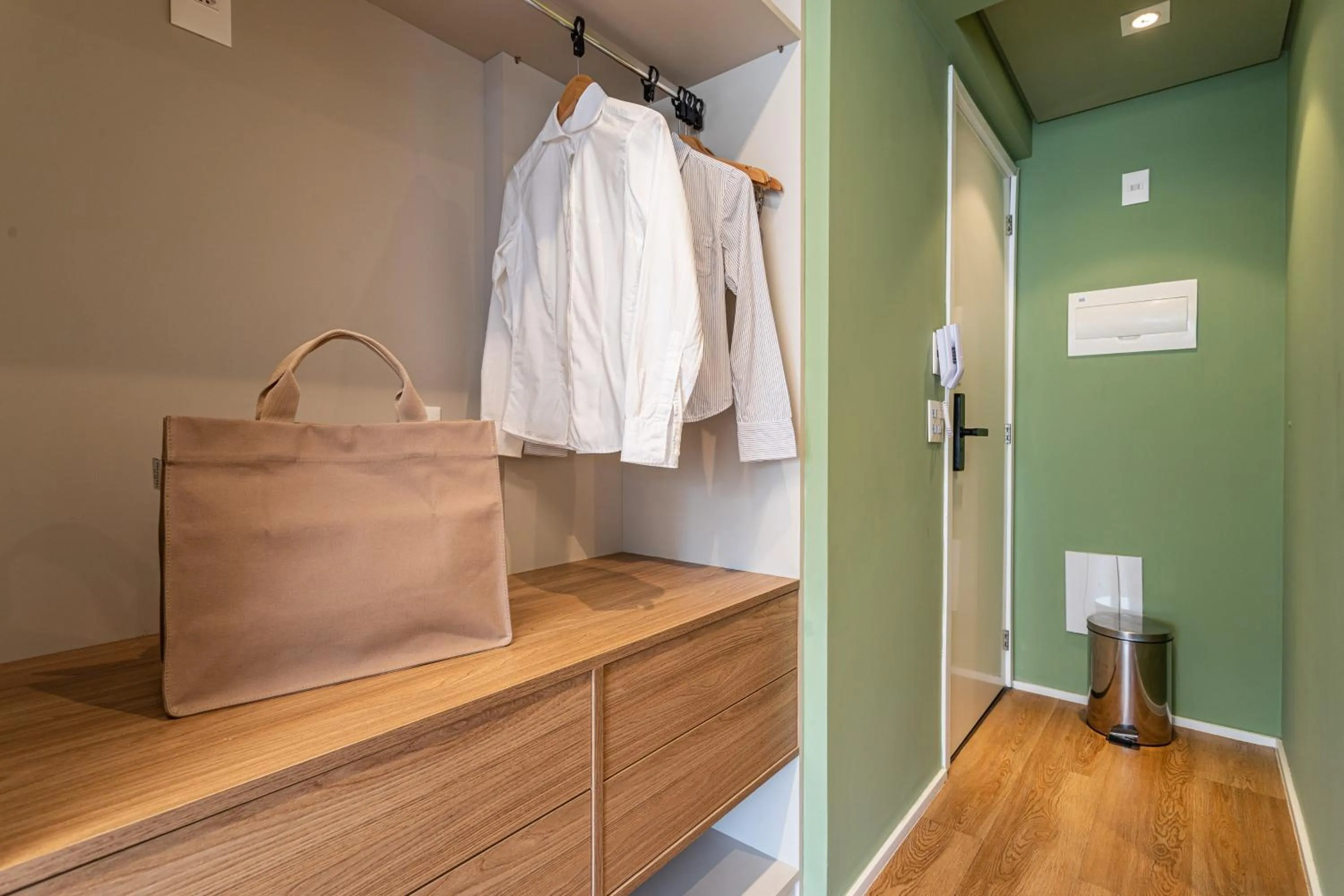 wardrobe in Next Paulista by Viva - Apartamentos completos ao lado da Av Paulista e MASP