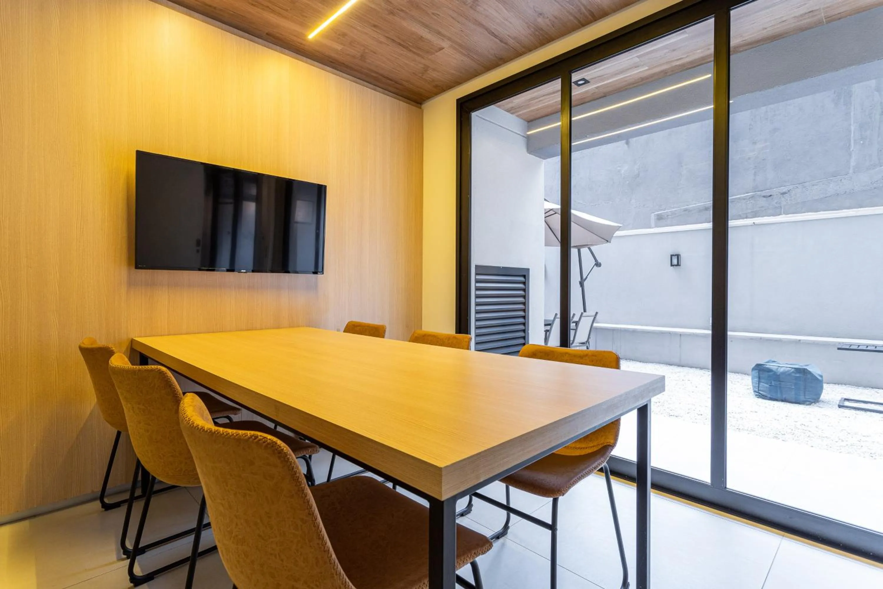 Meeting/conference room in Next Paulista by Viva - Apartamentos completos ao lado da Av Paulista e MASP