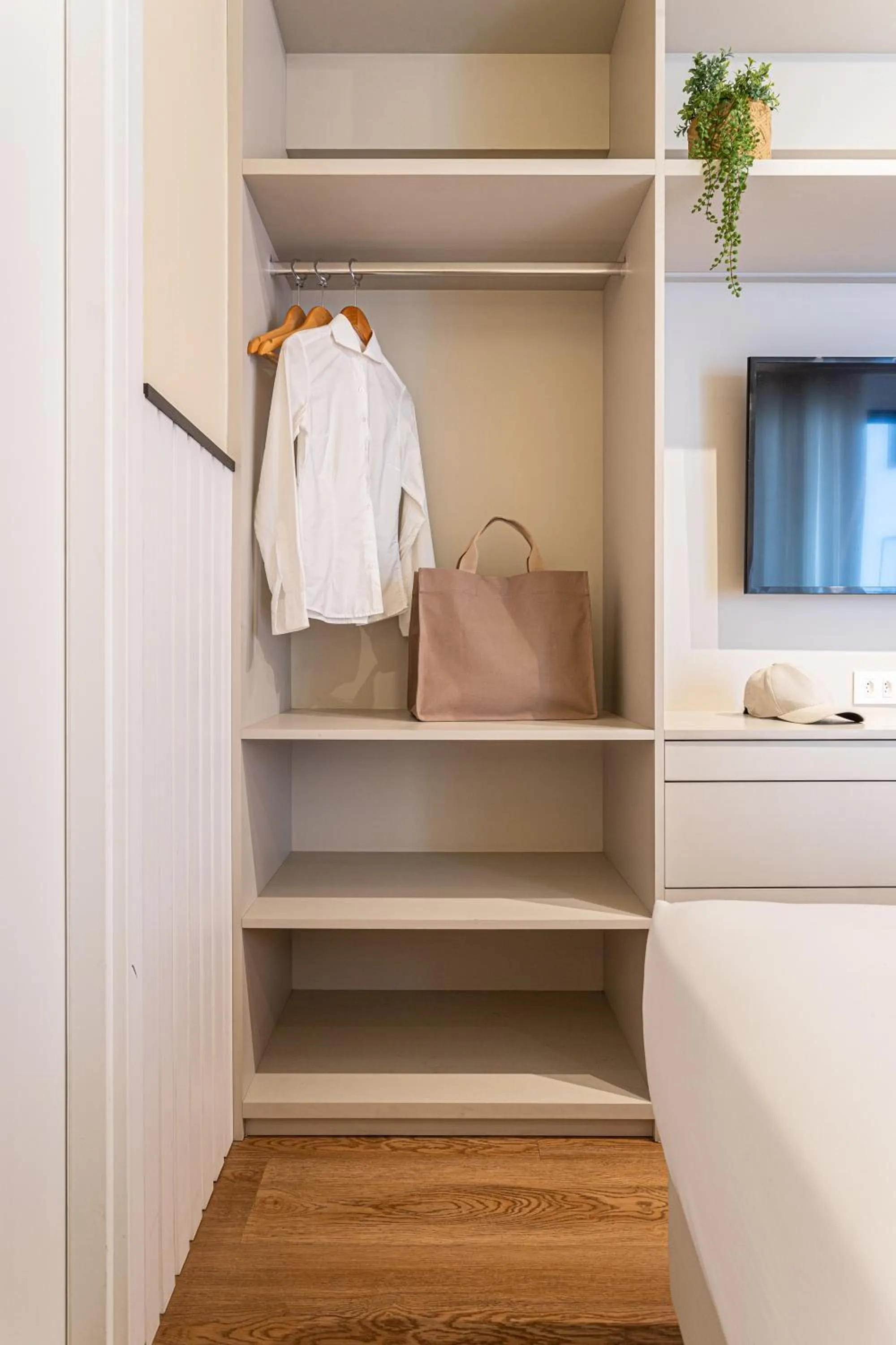 wardrobe in Next Paulista by Viva - Apartamentos completos ao lado da Av Paulista e MASP