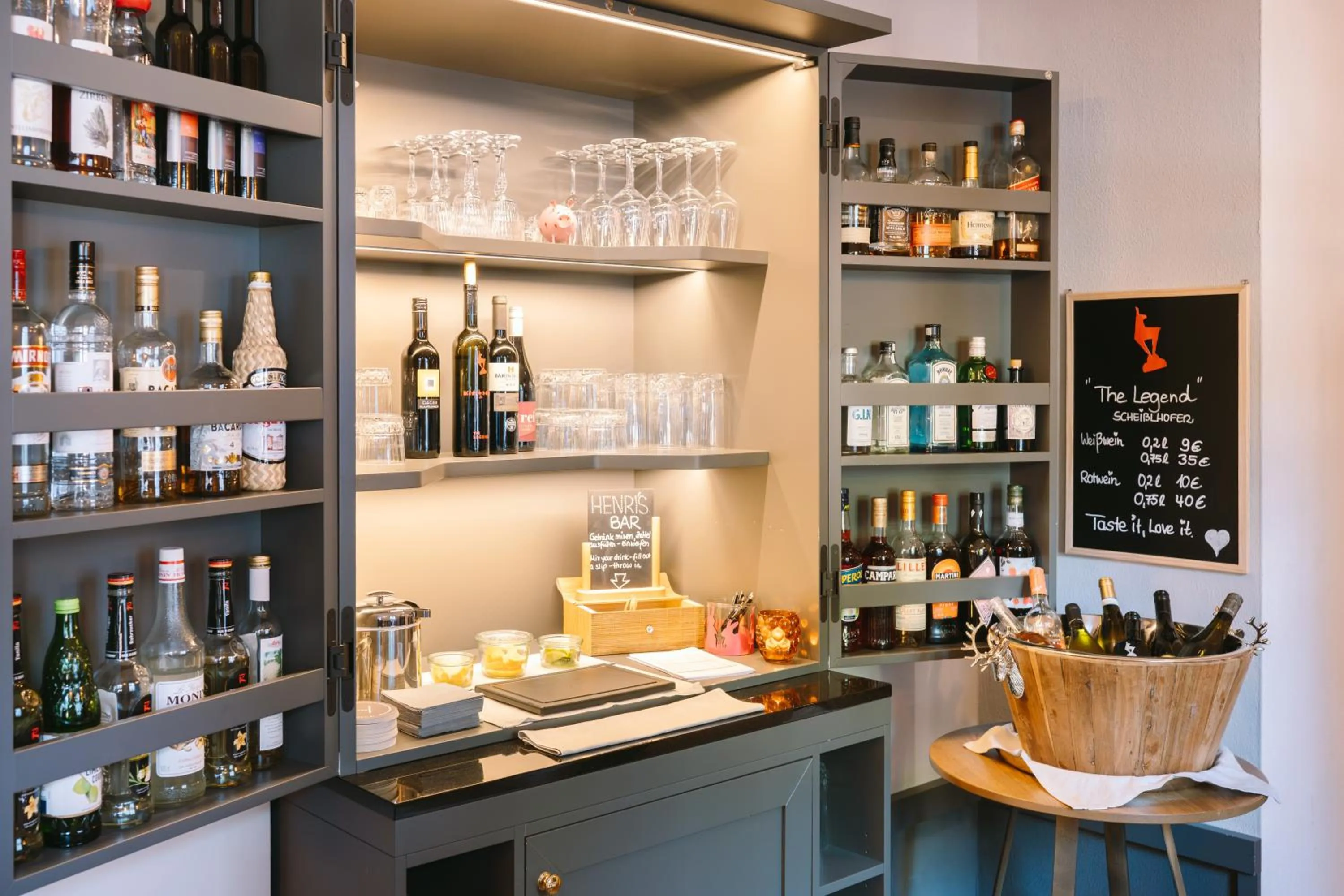 Lounge or bar in HENRI Country House Kitzbühel