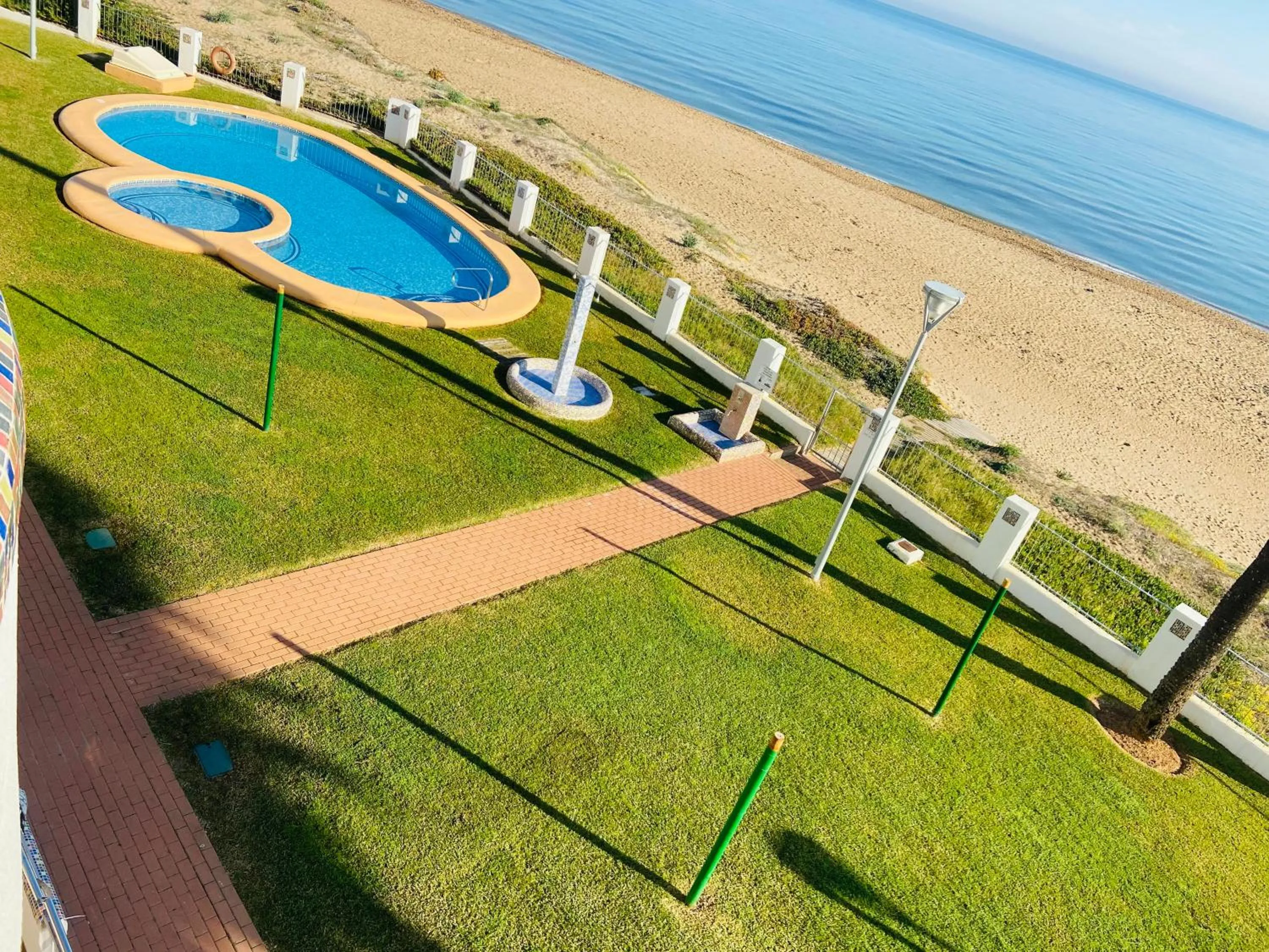 Apartamento en primera línea de playa con piscina y garaje gratuito