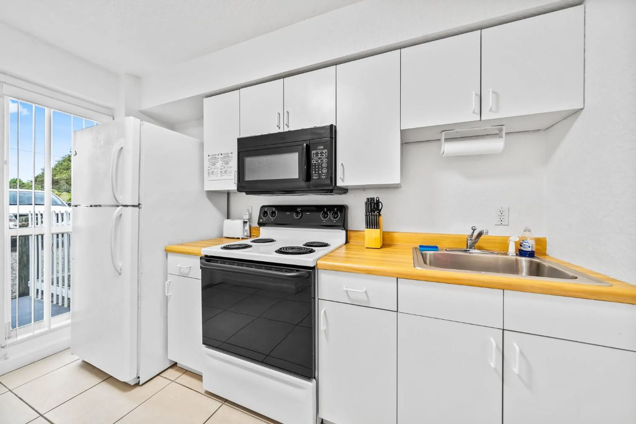 Kitchen or kitchenette in Sebastian Saltwater Lodge